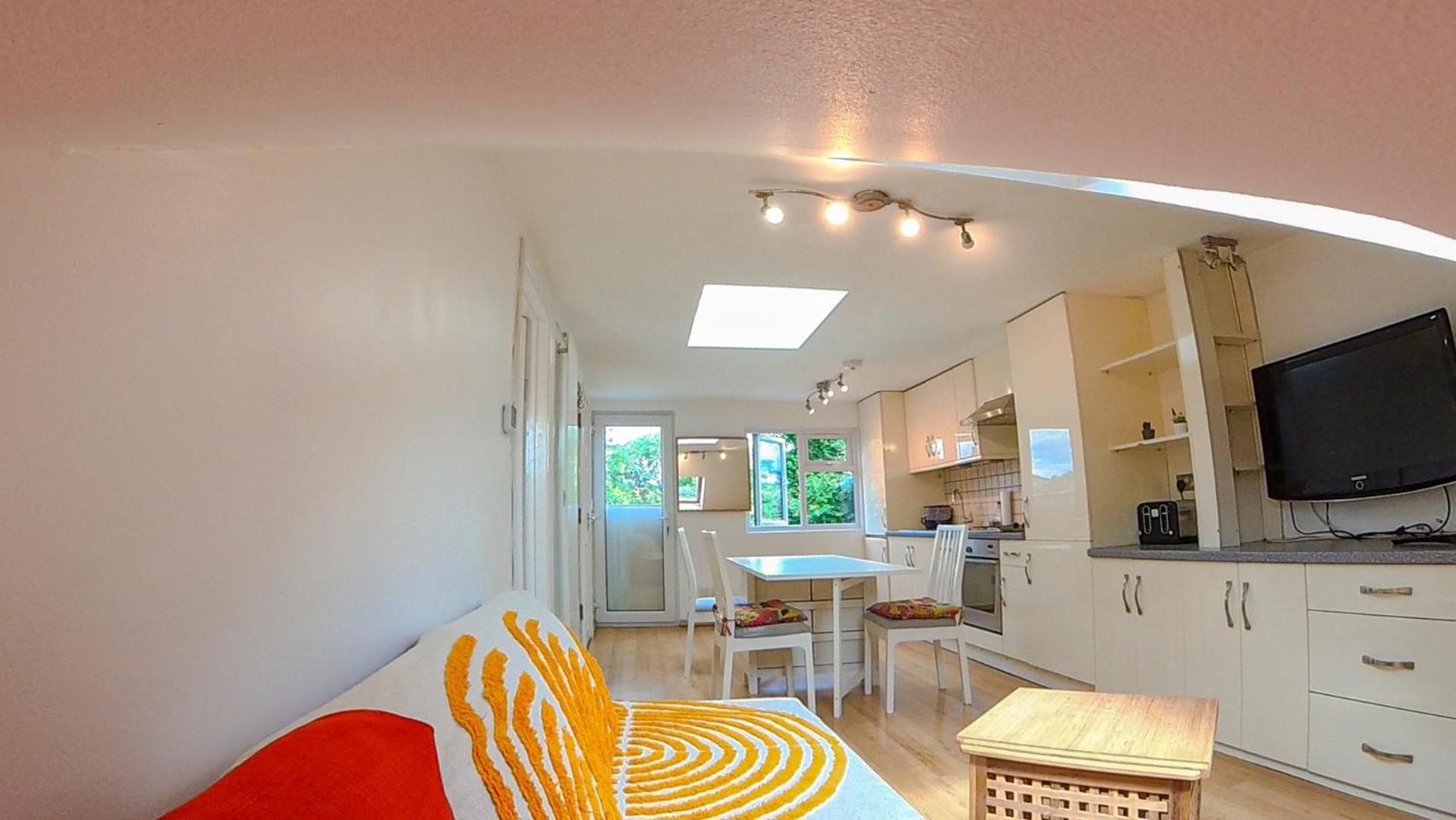 1 Bed Attic Flat With Easy Reach To Centre Appartement Londen