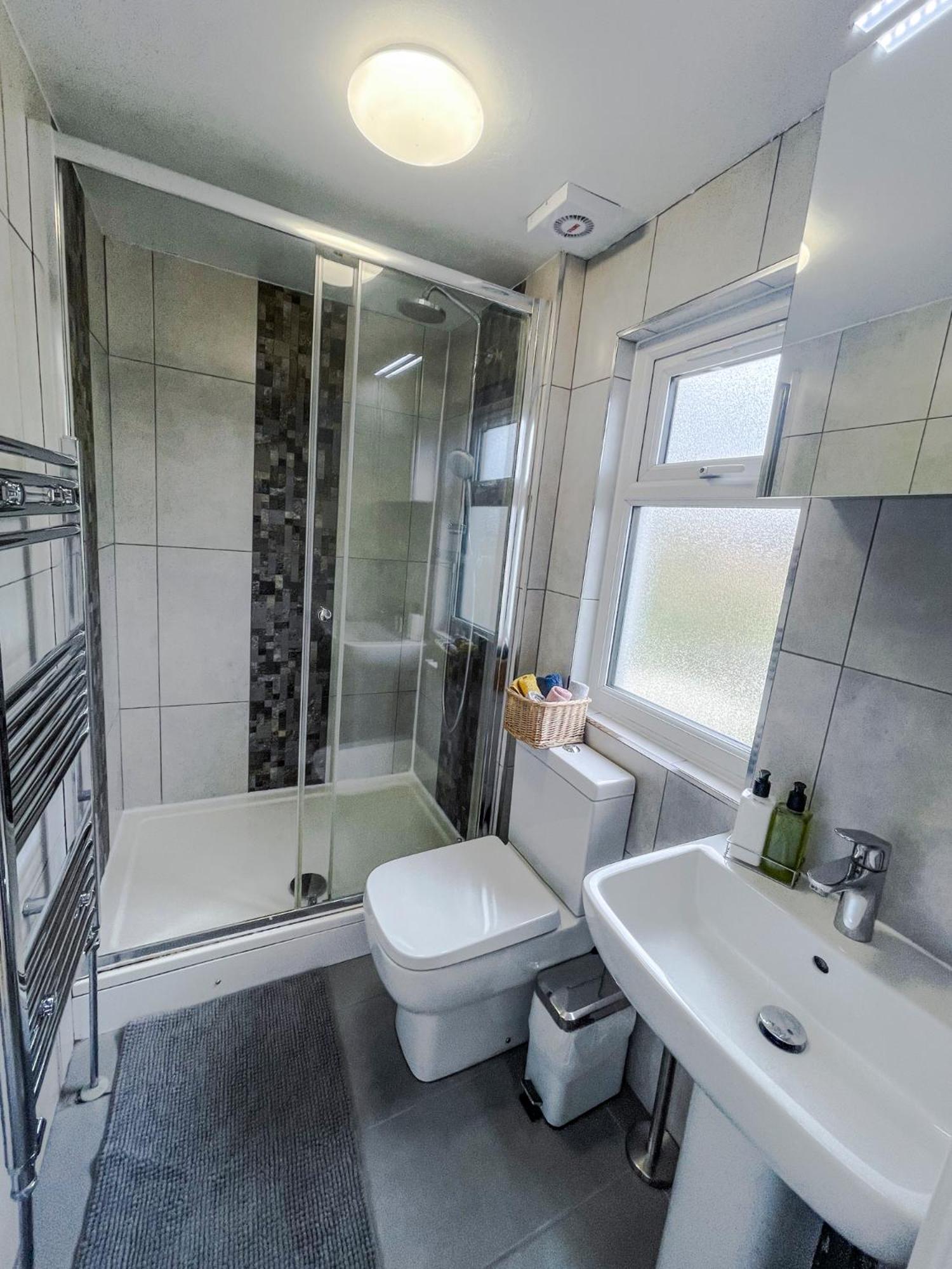 1 Bed Attic Flat With Easy Reach To Centre * Londen
