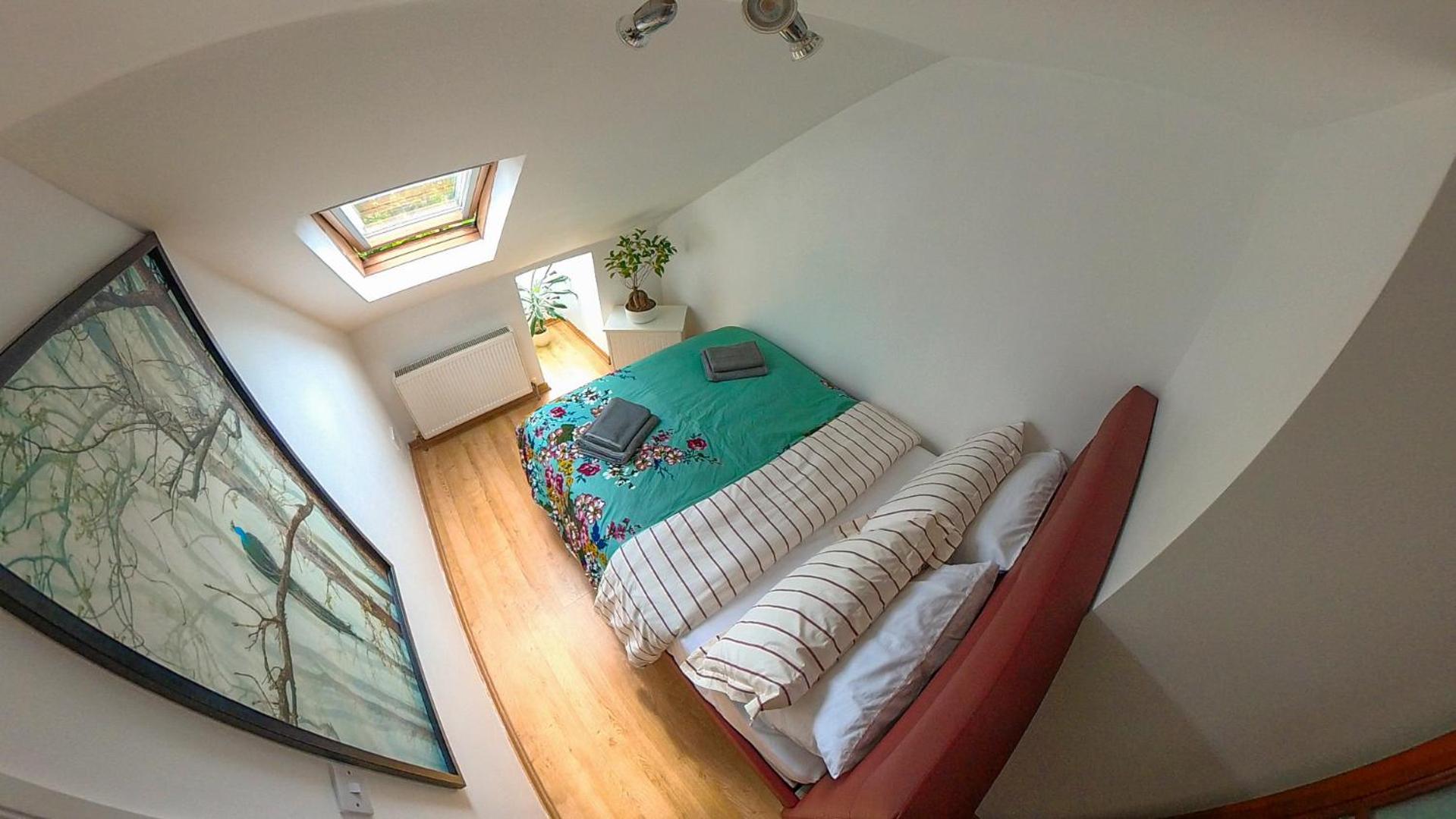 1 Bed Attic Flat With Easy Reach To Centre Appartement *