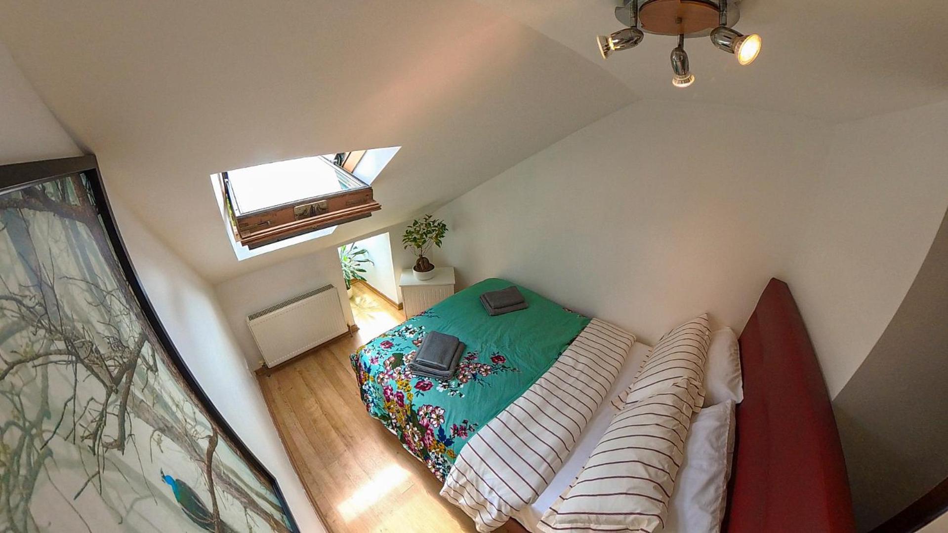 1 Bed Attic Flat With Easy Reach To Centre Appartement Londen