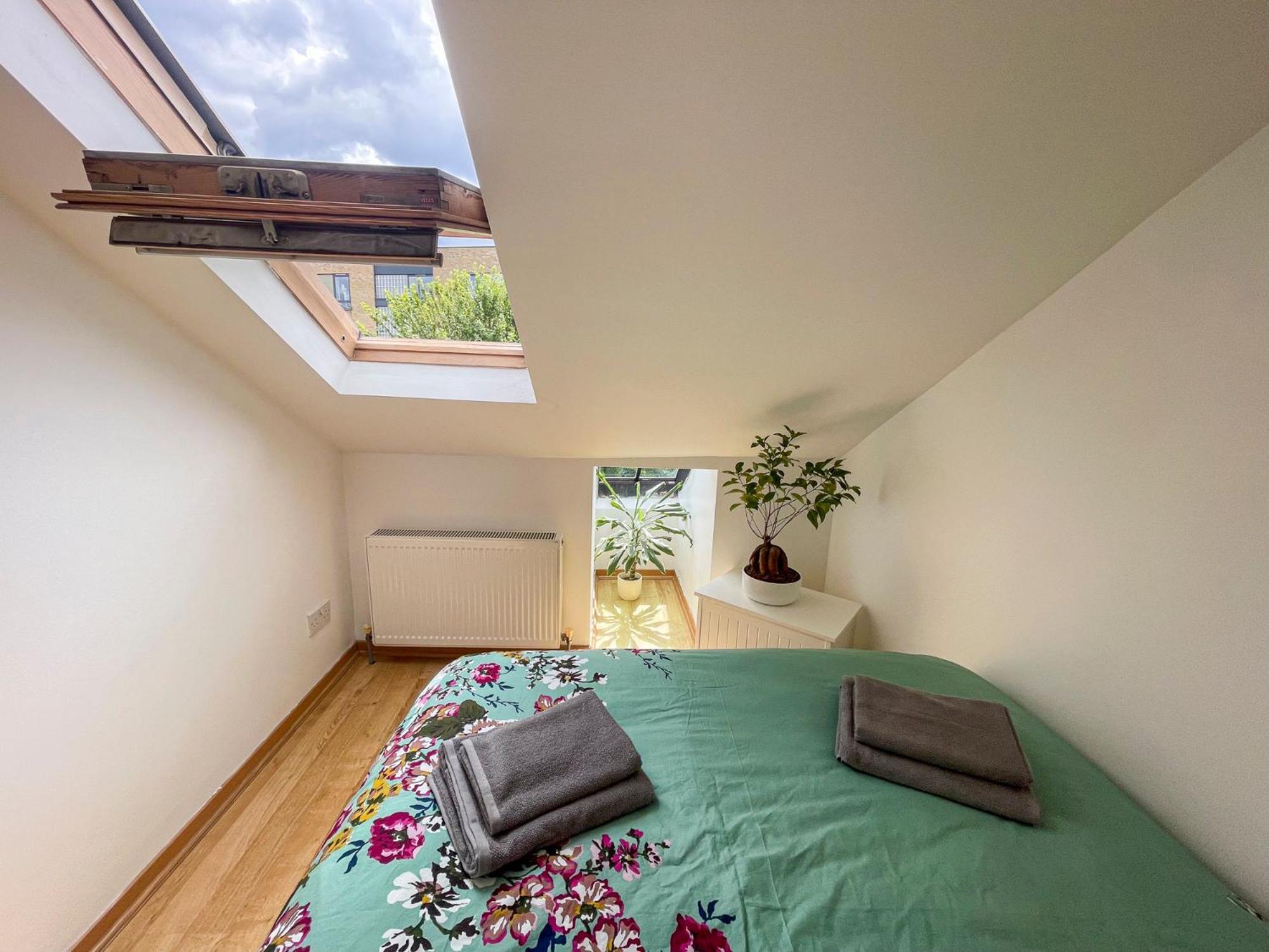 1 Bed Attic Flat With Easy Reach To Centre * Londen