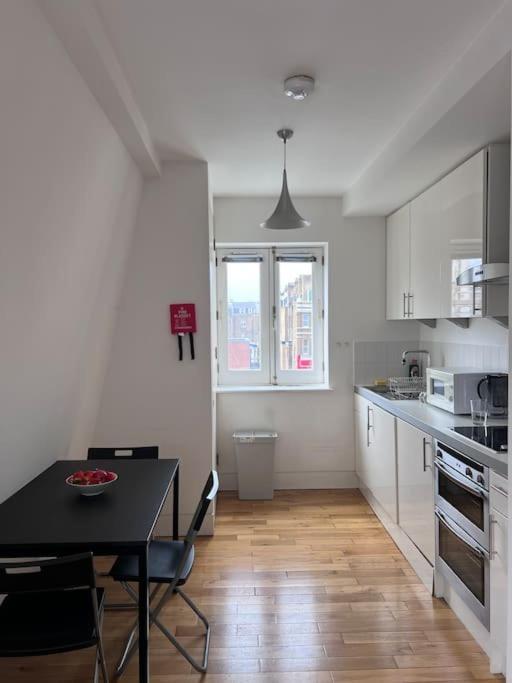 , Bright And Modern Flat Up To 4 People London