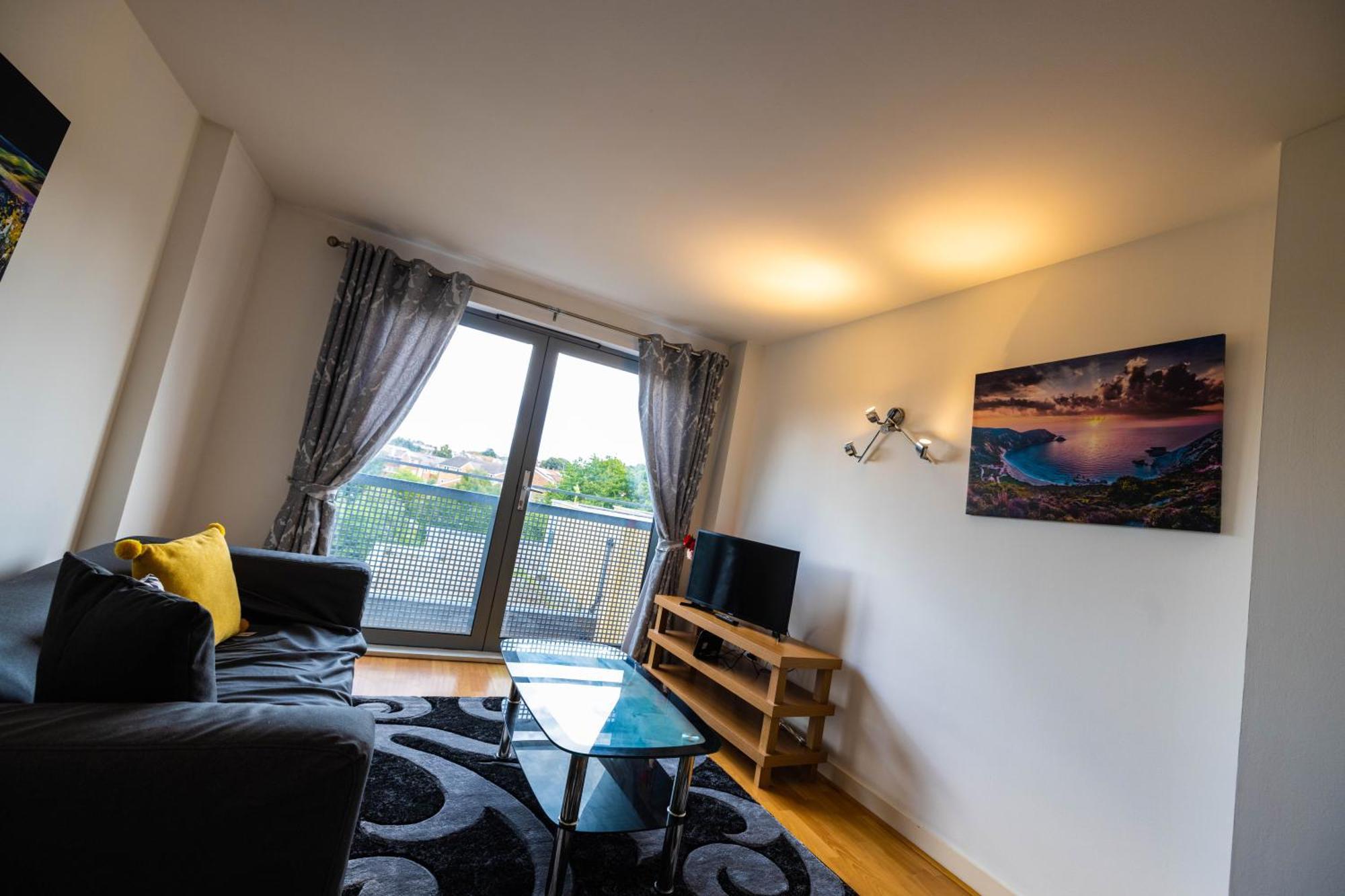 Beautiful And Spacious 2-bed In Apartment *