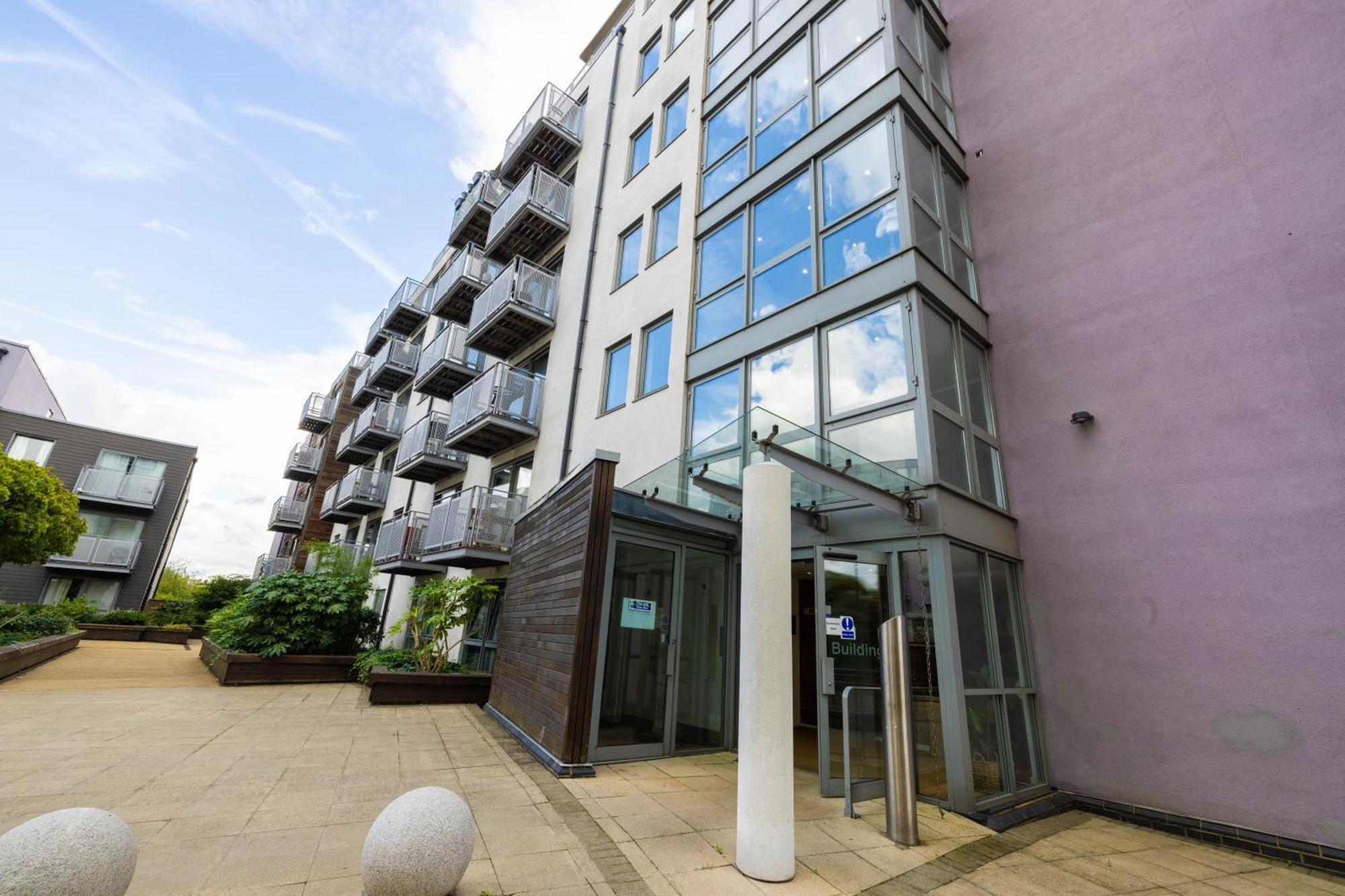 Apartment Beautiful And Spacious 2-bed In *