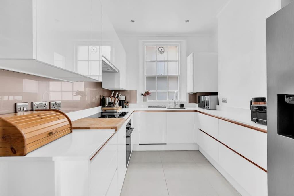 Apartment Luxury 3 Bedroom In The Heart Of High Street Kensington, London. *