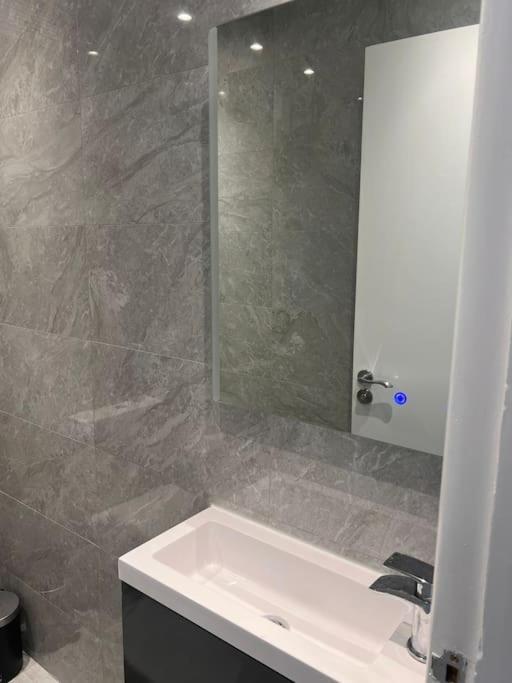 Stunning 2 Bedroom Duplex In The Heart Of *