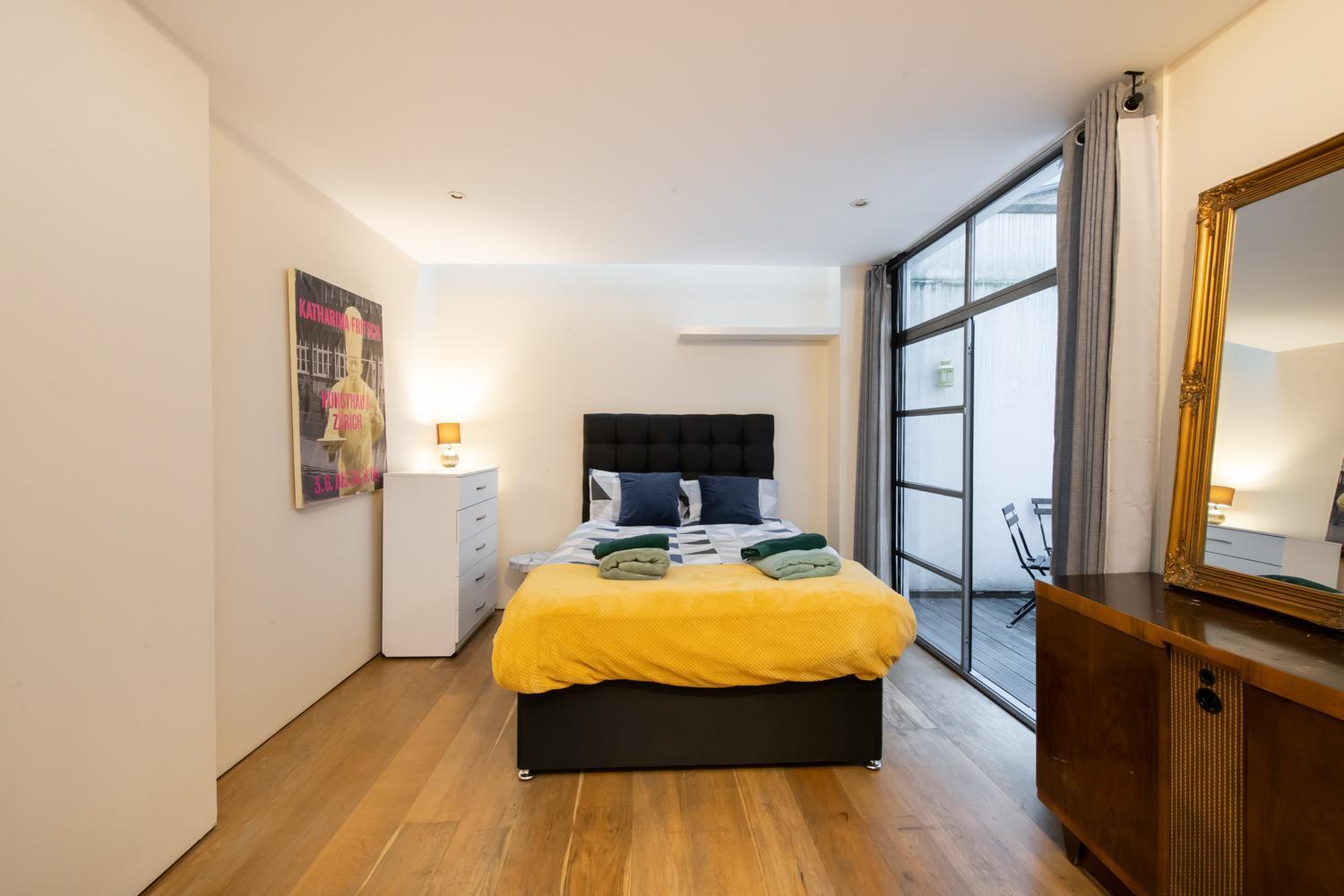 Lejlighed Pollen Street, Three-bedroom Flat *