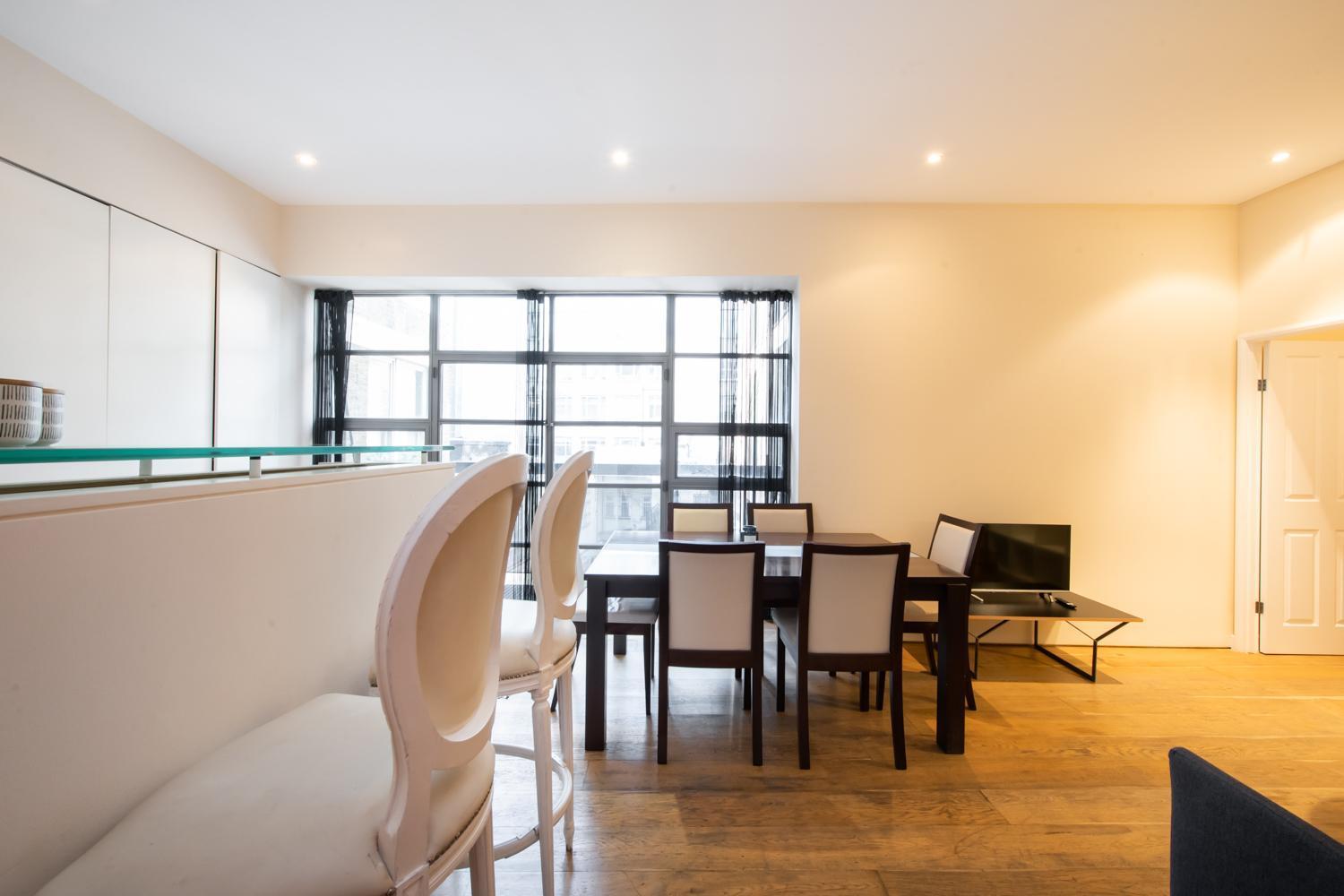 Pollen Street, Three-bedroom Flat Lejlighed