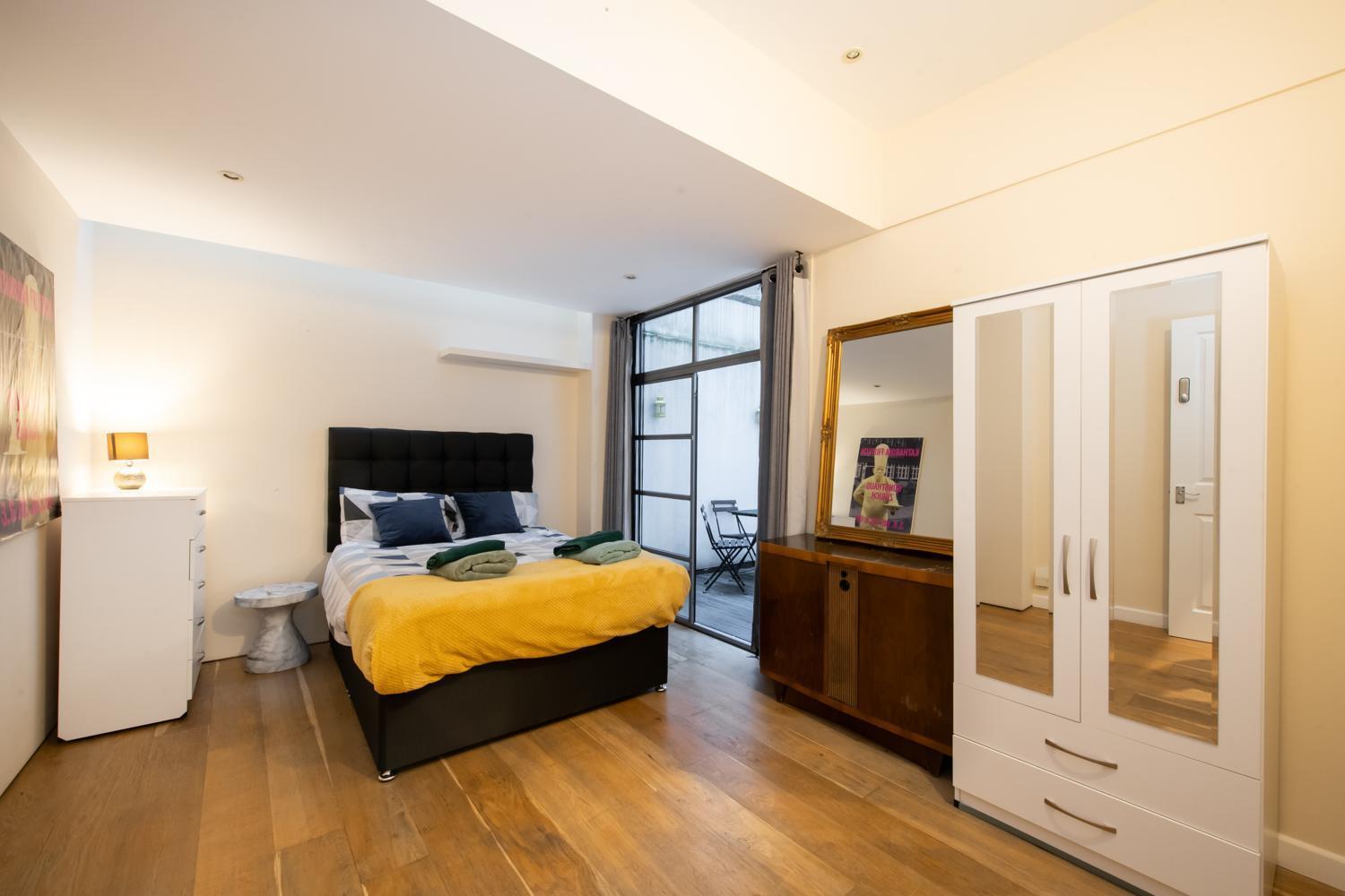 Pollen Street, Three-bedroom Flat Lejlighed *