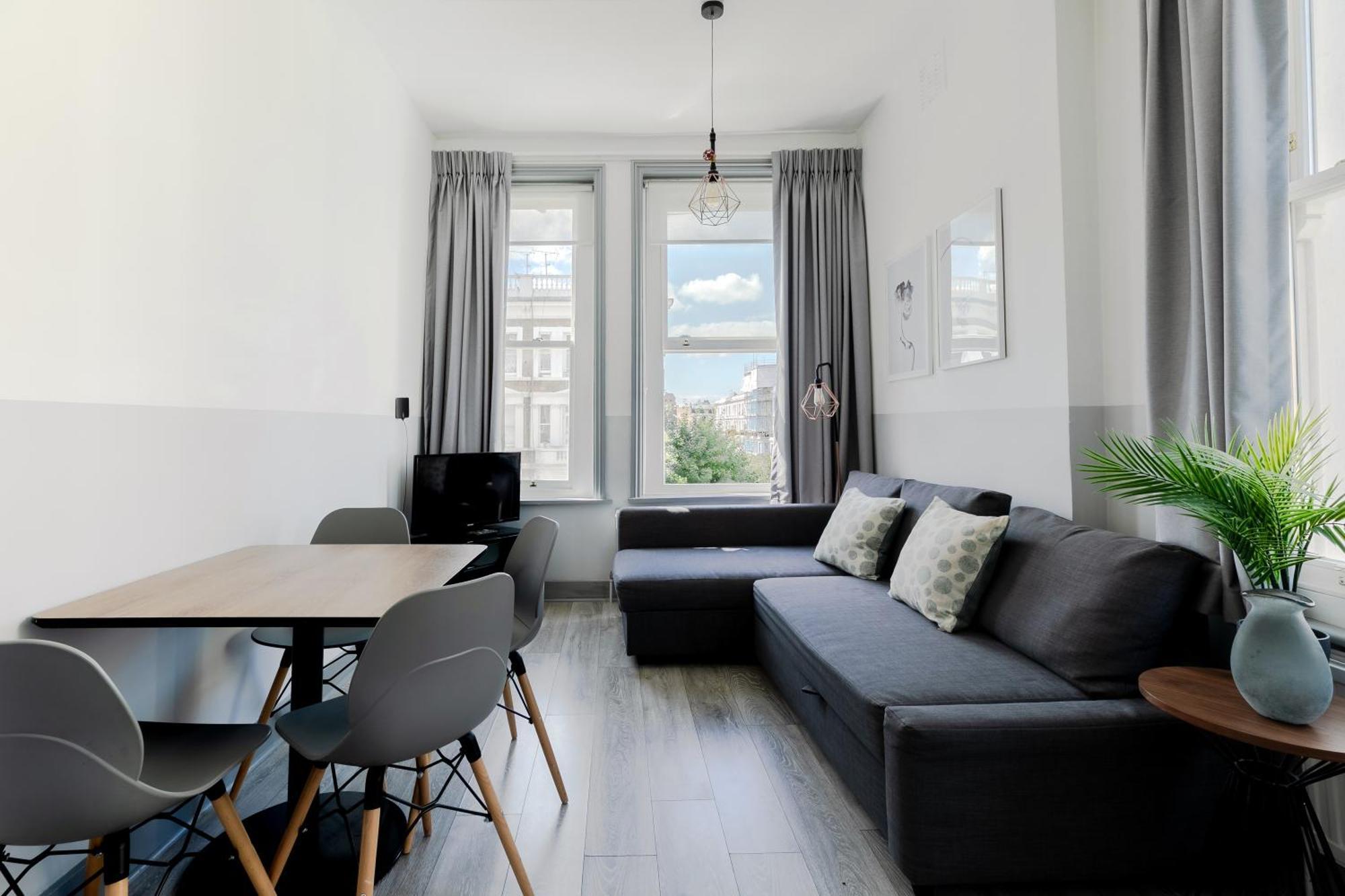 Modern Kensington Apartment *