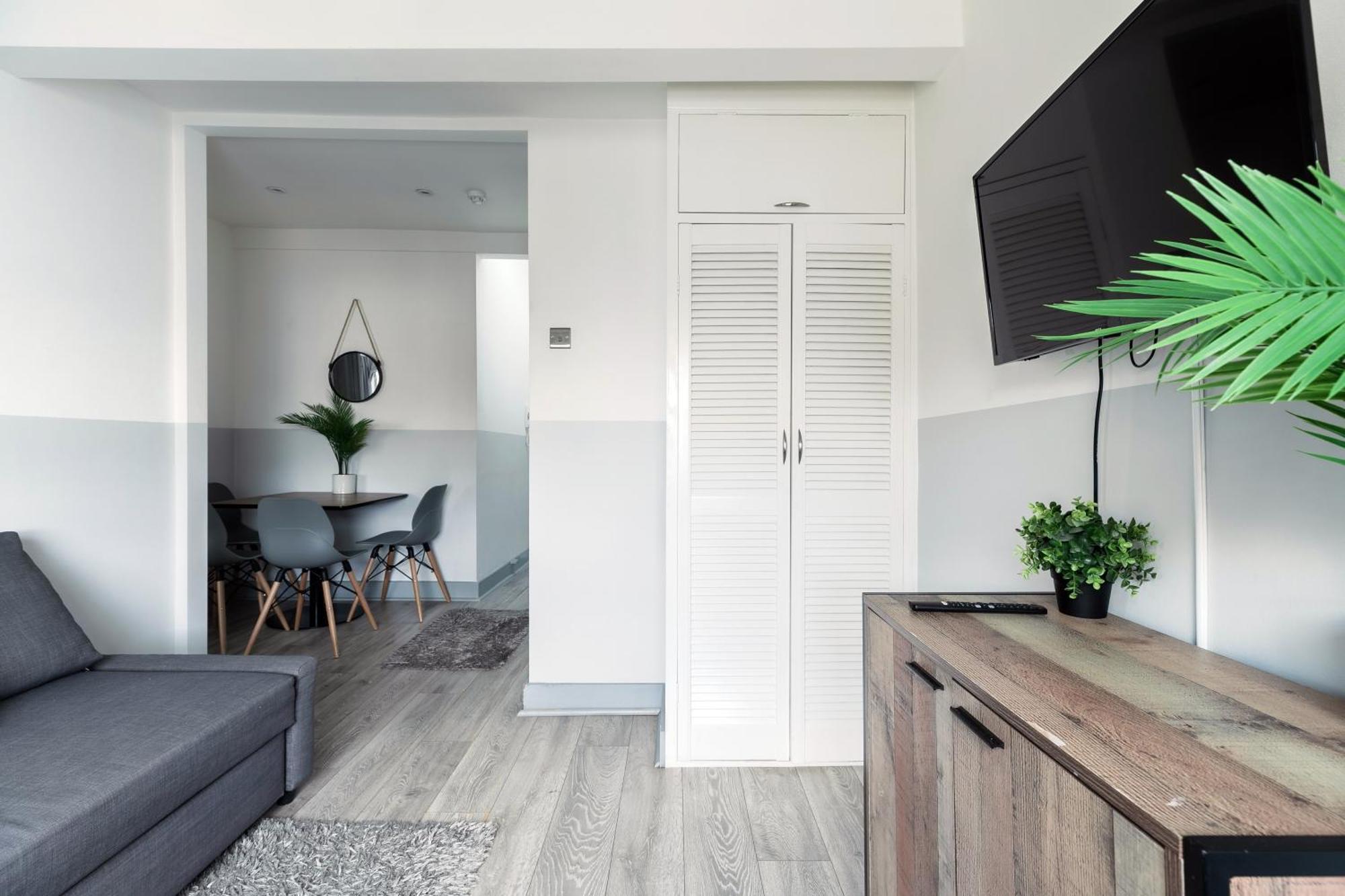 Modern Kensington Apartment *