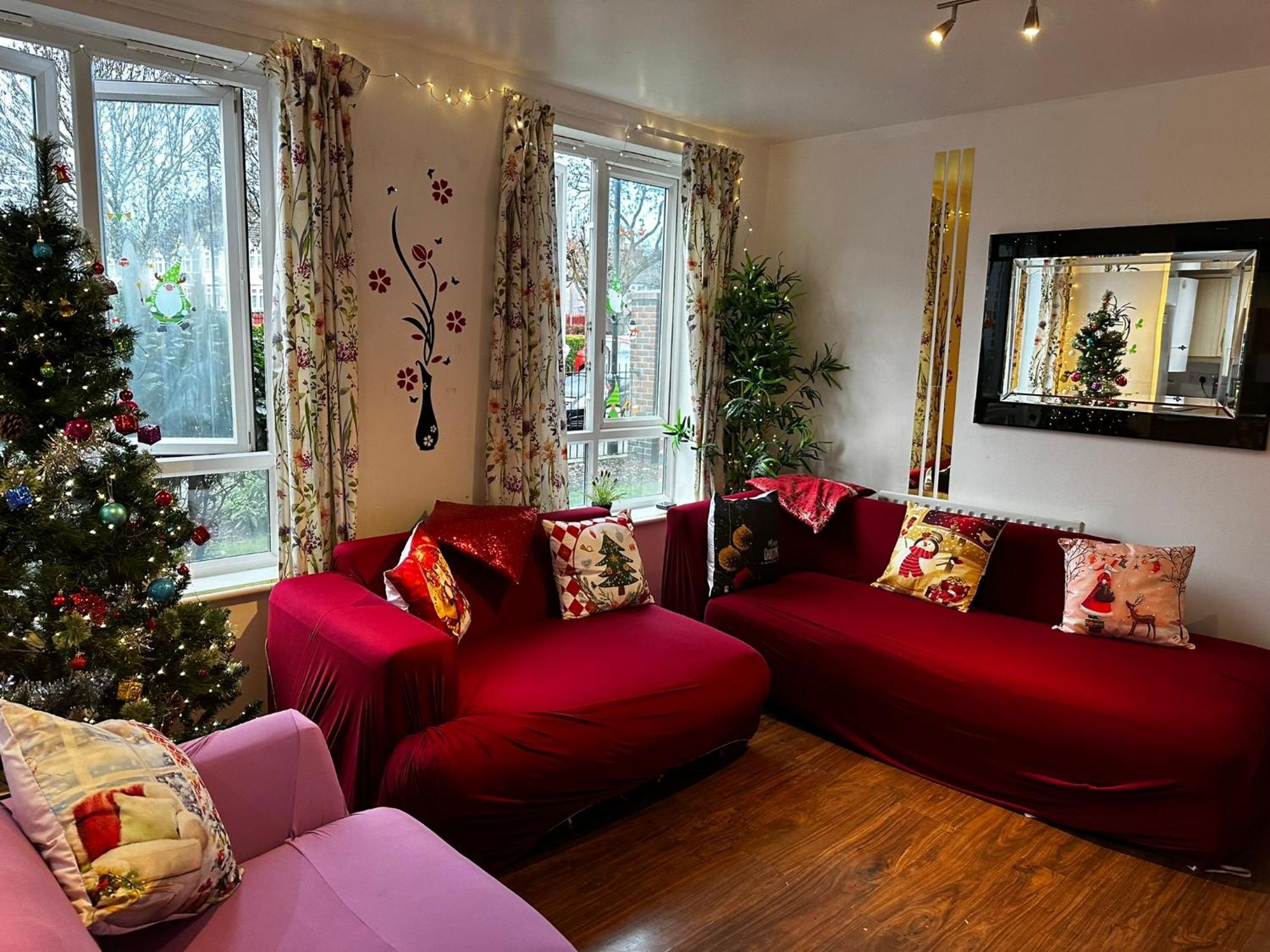 Lägenhet 2 Bed 2 Bath - Free Parking - 3min Walk To The Train Station - 19min To Liverpool Street 5min To Victoria Line 1gb Broadband Super Fast Internet Ground Floor 100s Of Shops Restaurants Bakeries 24-hour Asda Superst