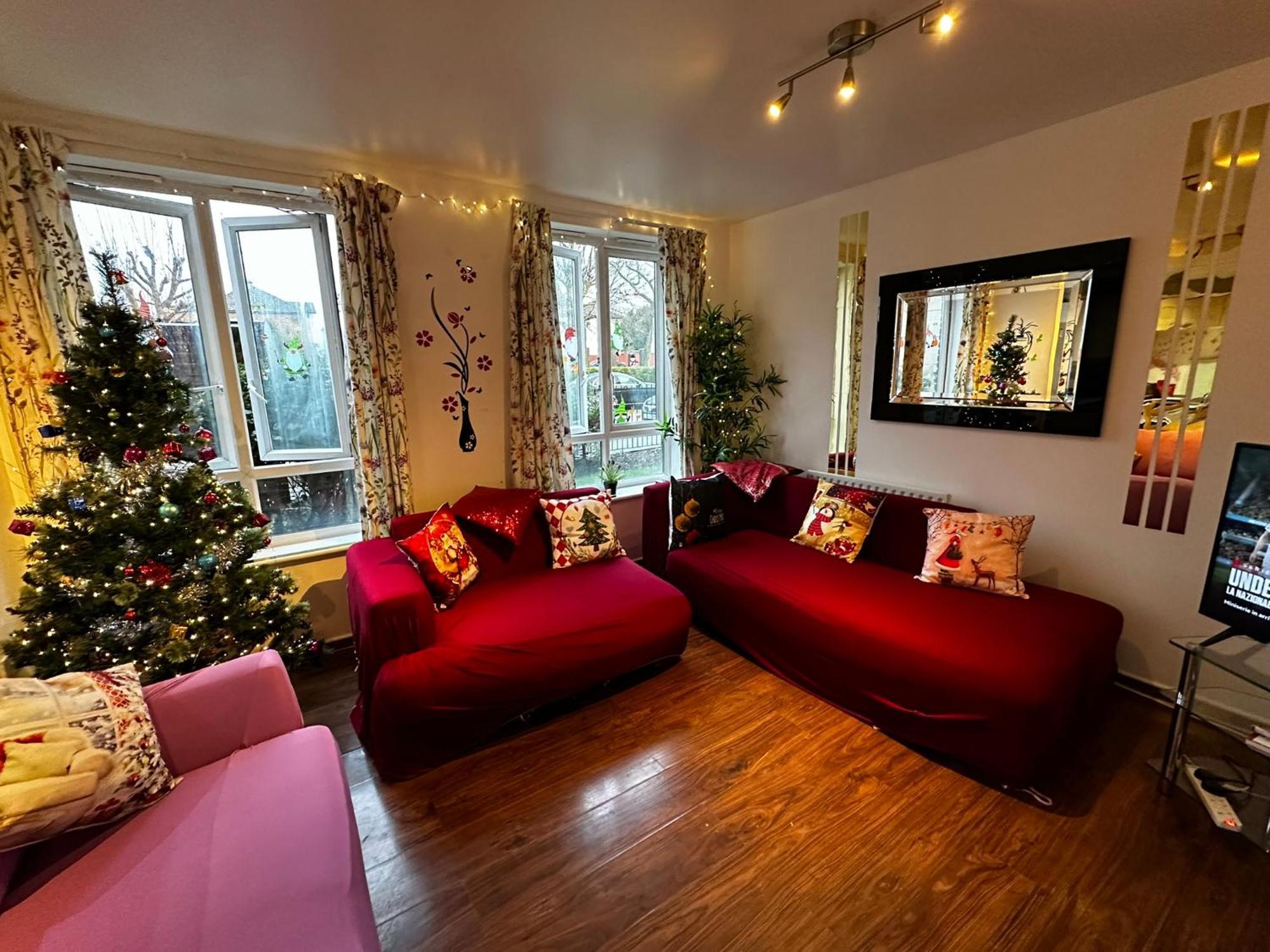 2 Bed 2 Bath - Free Parking - 3min Walk To The Train Station - 19min To Liverpool Street 5min To Victoria Line 1gb Broadband Super Fast Internet Ground Floor 100s Of Shops Restaurants Bakeries 24-hour Asda Superst Lägenhet *