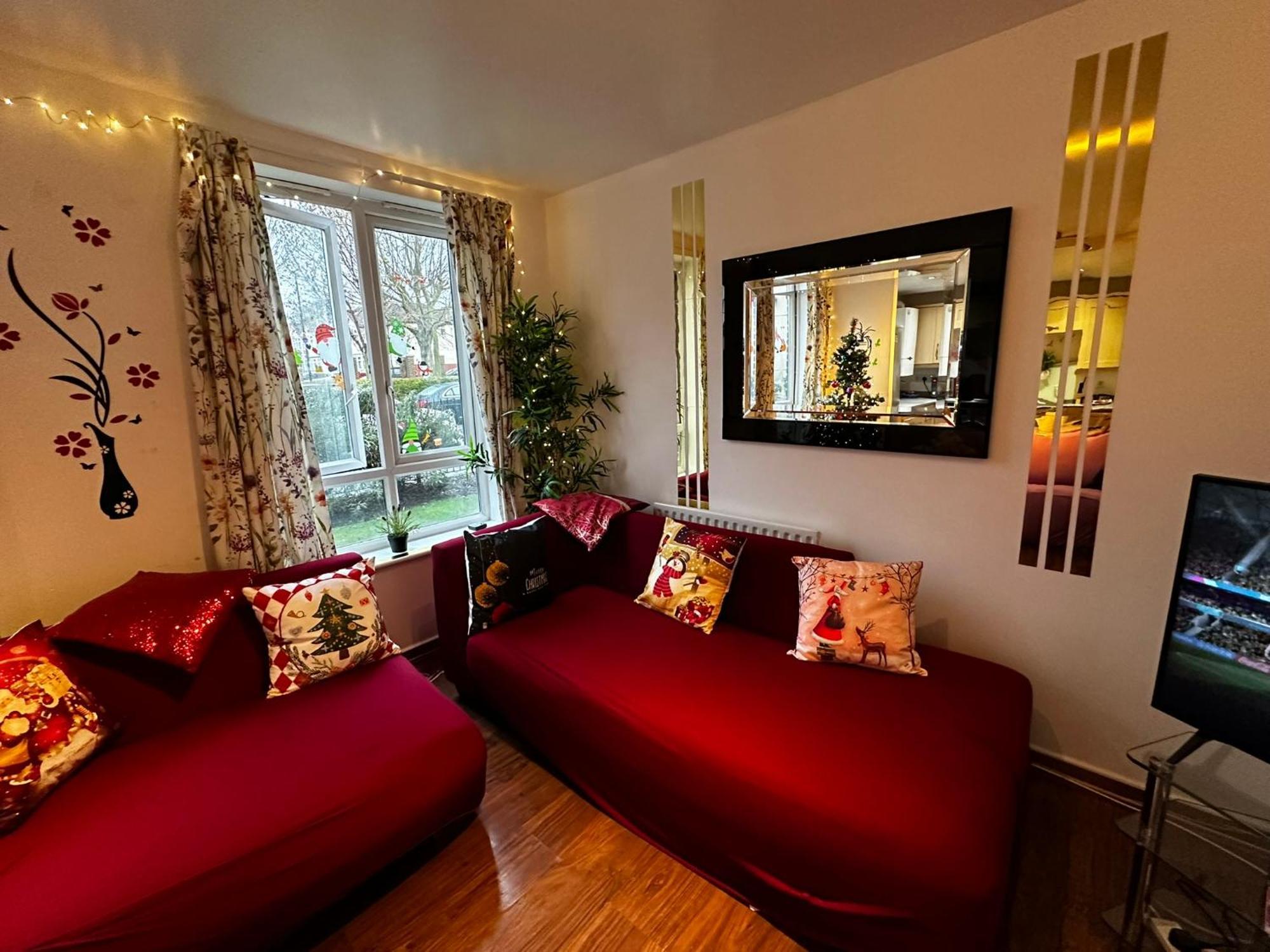 Lägenhet 2 Bed 2 Bath - Free Parking - 3min Walk To The Train Station - 19min To Liverpool Street 5min To Victoria Line 1gb Broadband Super Fast Internet Ground Floor 100s Of Shops Restaurants Bakeries 24-hour Asda Superst London