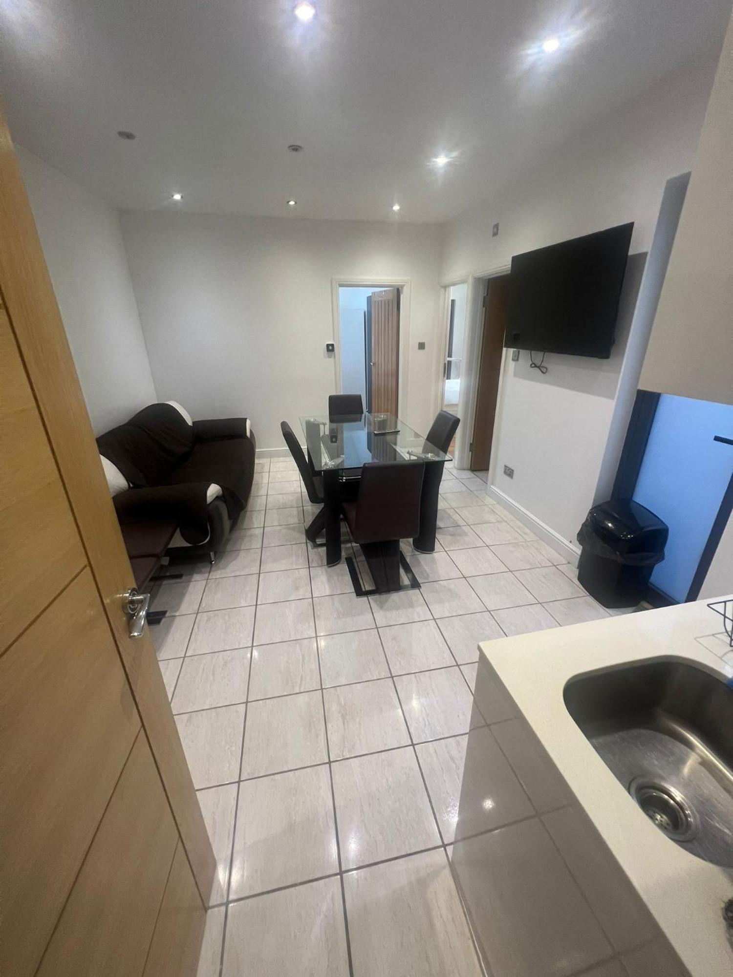 N8, Modern 2 Bedroom Appartamento *