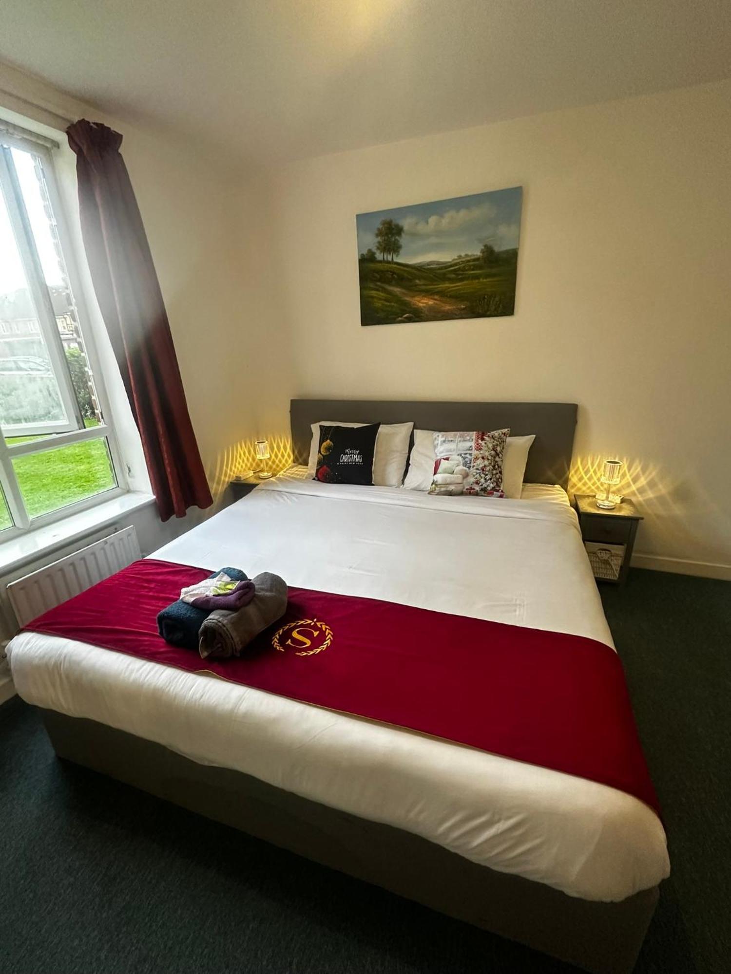 Lägenhet 2 Bed 2 Bath - Free Parking - 3min Walk To The Train Station - 19min To Liverpool Street 5min To Victoria Line 1gb Broadband Super Fast Internet Ground Floor 100s Of Shops Restaurants Bakeries 24-hour Asda Superst *