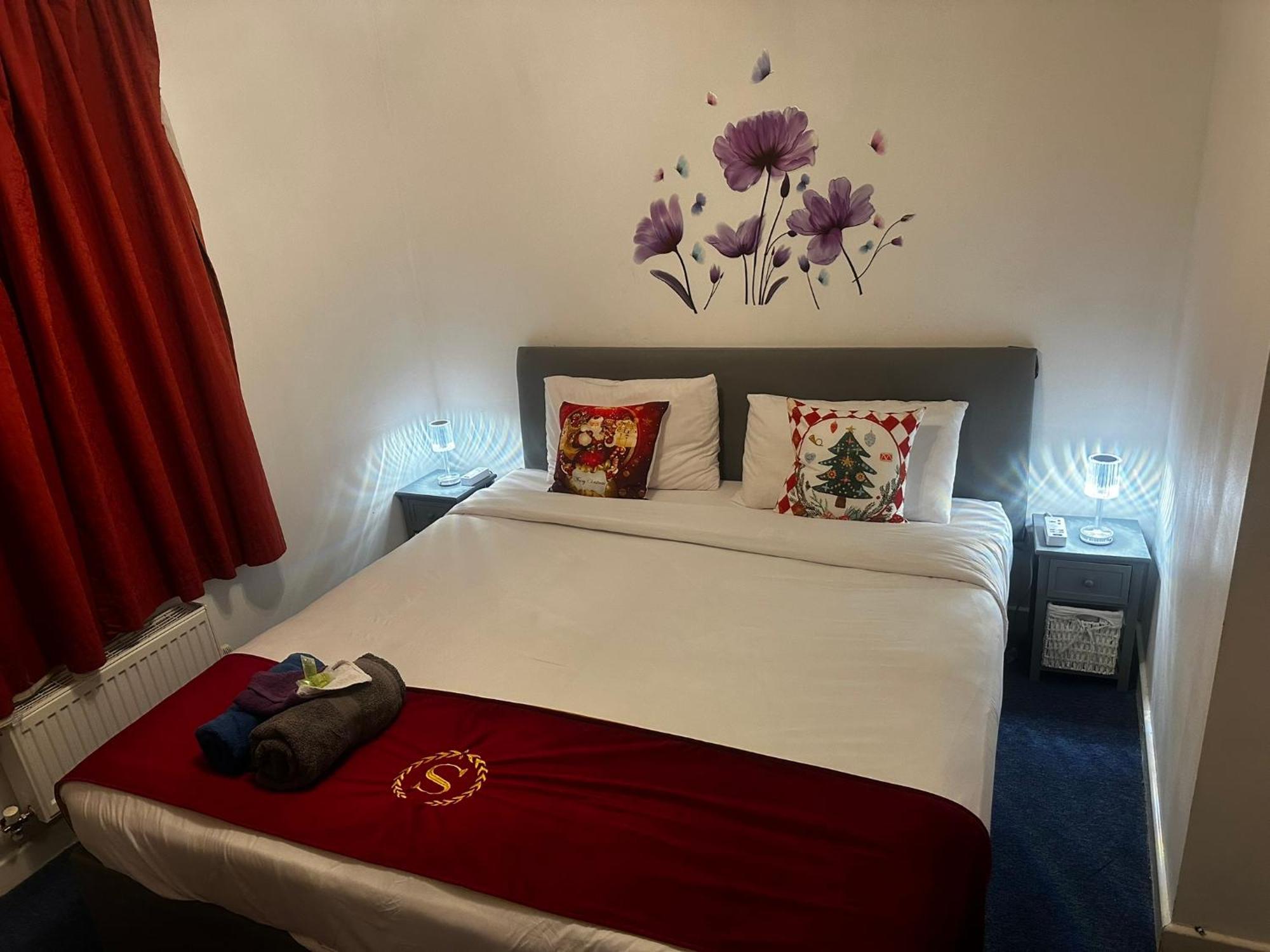 2 Bed 2 Bath - Free Parking - 3min Walk To The Train Station - 19min To Liverpool Street 5min To Victoria Line 1gb Broadband Super Fast Internet Ground Floor 100s Of Shops Restaurants Bakeries 24-hour Asda Superst Londen