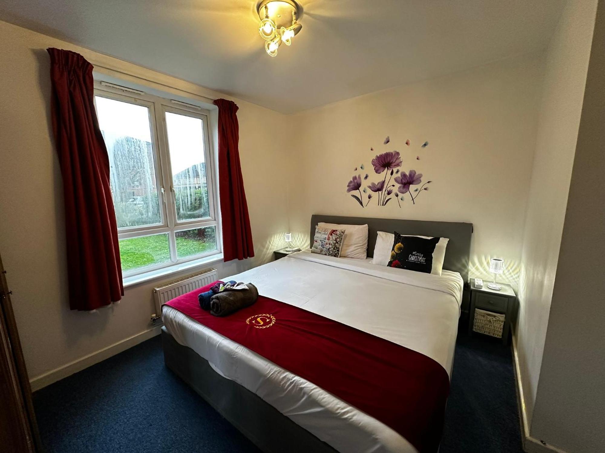 Lägenhet 2 Bed 2 Bath - Free Parking - 3min Walk To The Train Station - 19min To Liverpool Street 5min To Victoria Line 1gb Broadband Super Fast Internet Ground Floor 100s Of Shops Restaurants Bakeries 24-hour Asda Superst