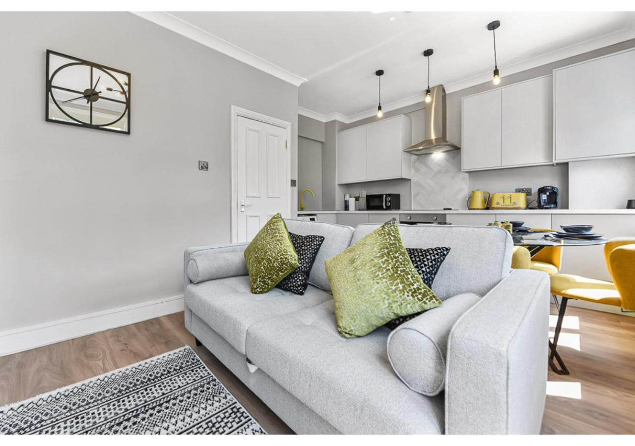Energizing Getaway: Newly Renovated 2 Bedroom Flat *