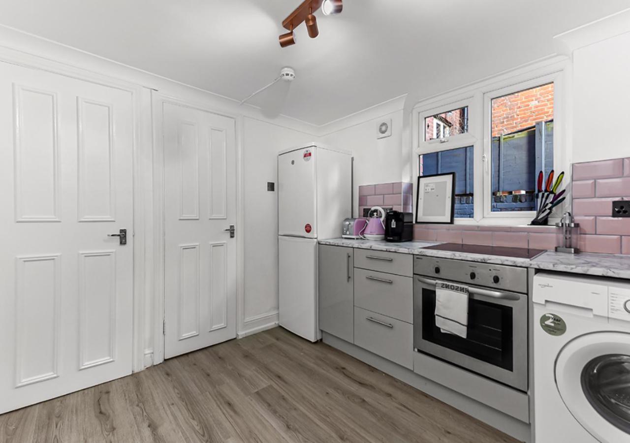 Amazing 2 Bedroom Flat In * London