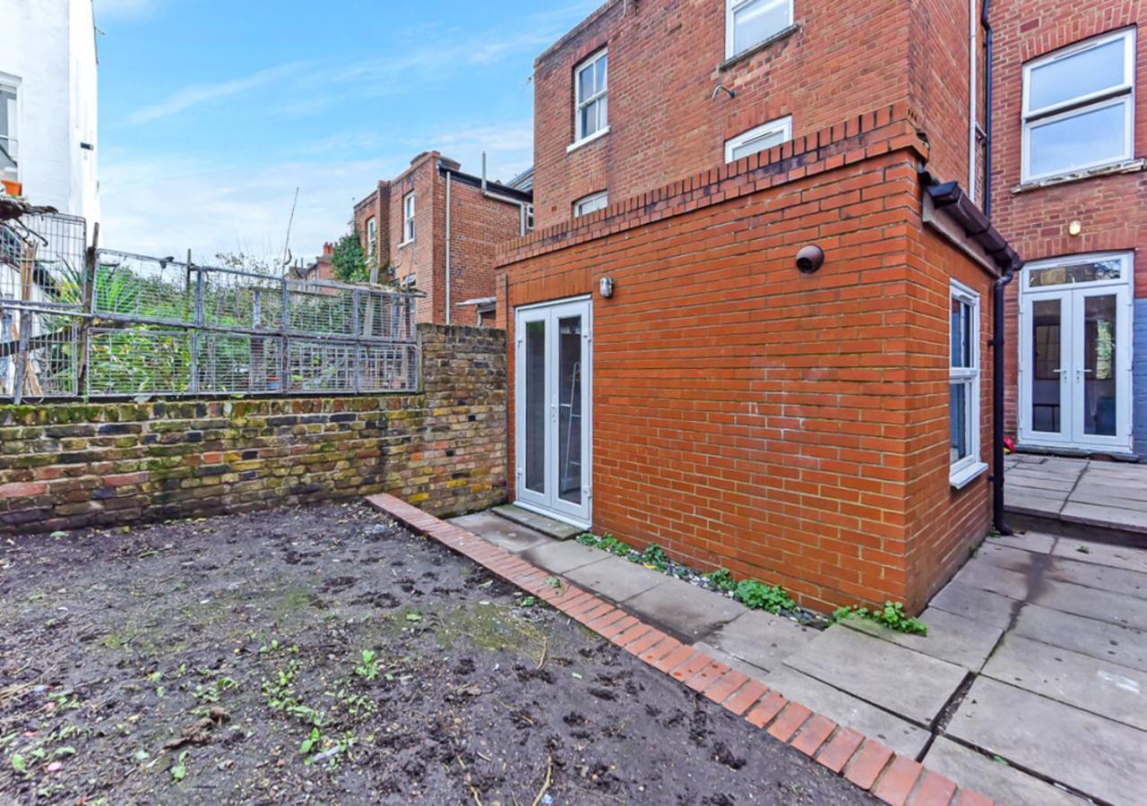 Amazing 2 Bedroom Flat In Apartment *
