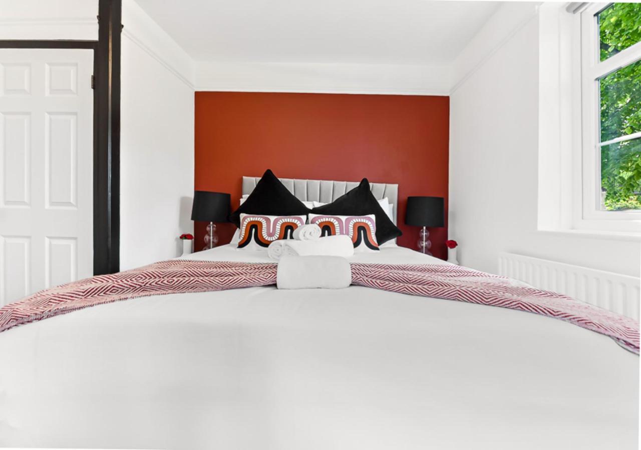 Radiant Serenity 2br Flat Sleeps 4 Warm Ambiance Lägenhet *