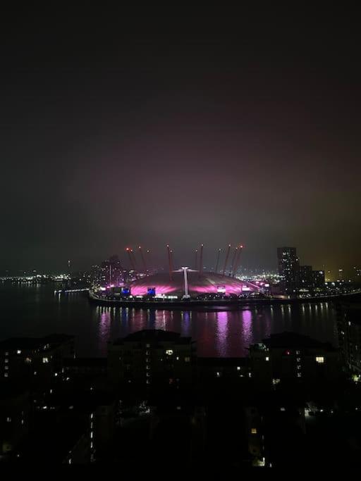 Skylineviews 2 Bed 2 Bath Flat Near Canary Wharf, O2 & Excel *