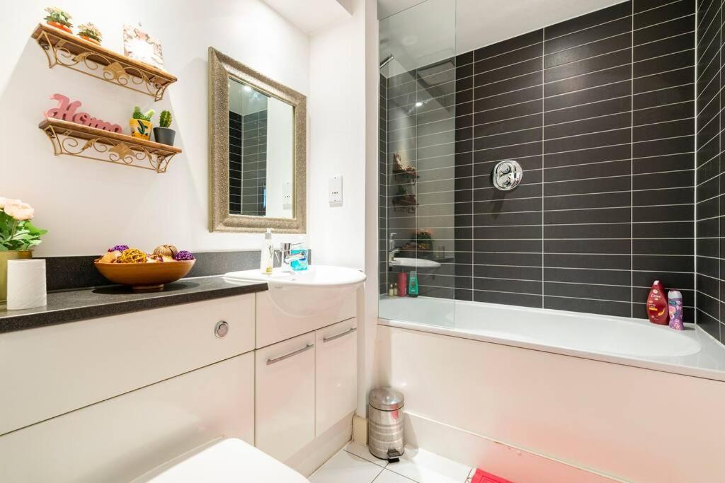 Skylineviews 2 Bed 2 Bath Flat Near Canary Wharf, O2 & Excel