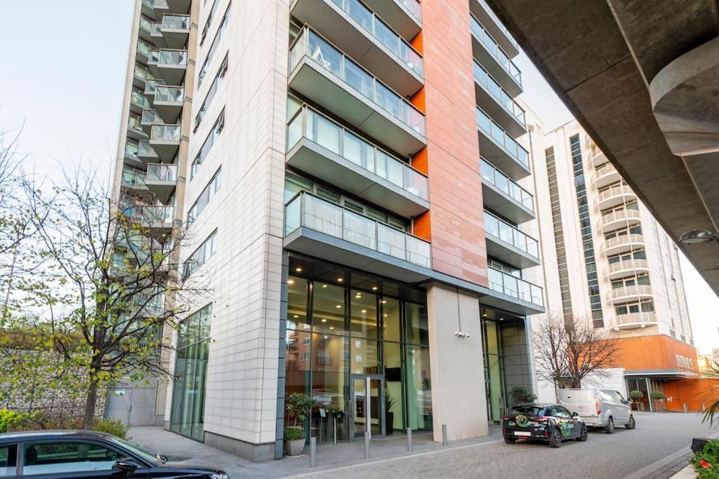 Skylineviews 2 Bed 2 Bath Flat Near Canary Wharf, O2 & Excel *