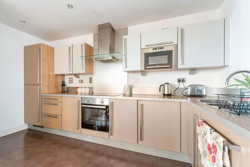 Skylineviews 2 Bed 2 Bath Flat Near Canary Wharf, O2 & Excel