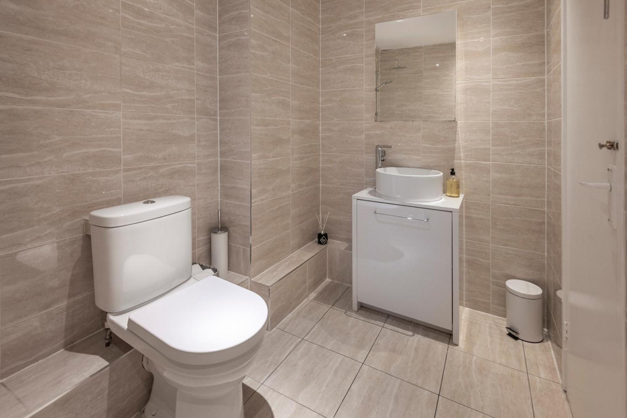 2 Bed Town House With Garden In Hackney, Lejlighed
