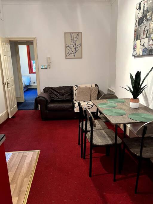 Apartment Flat In Central *