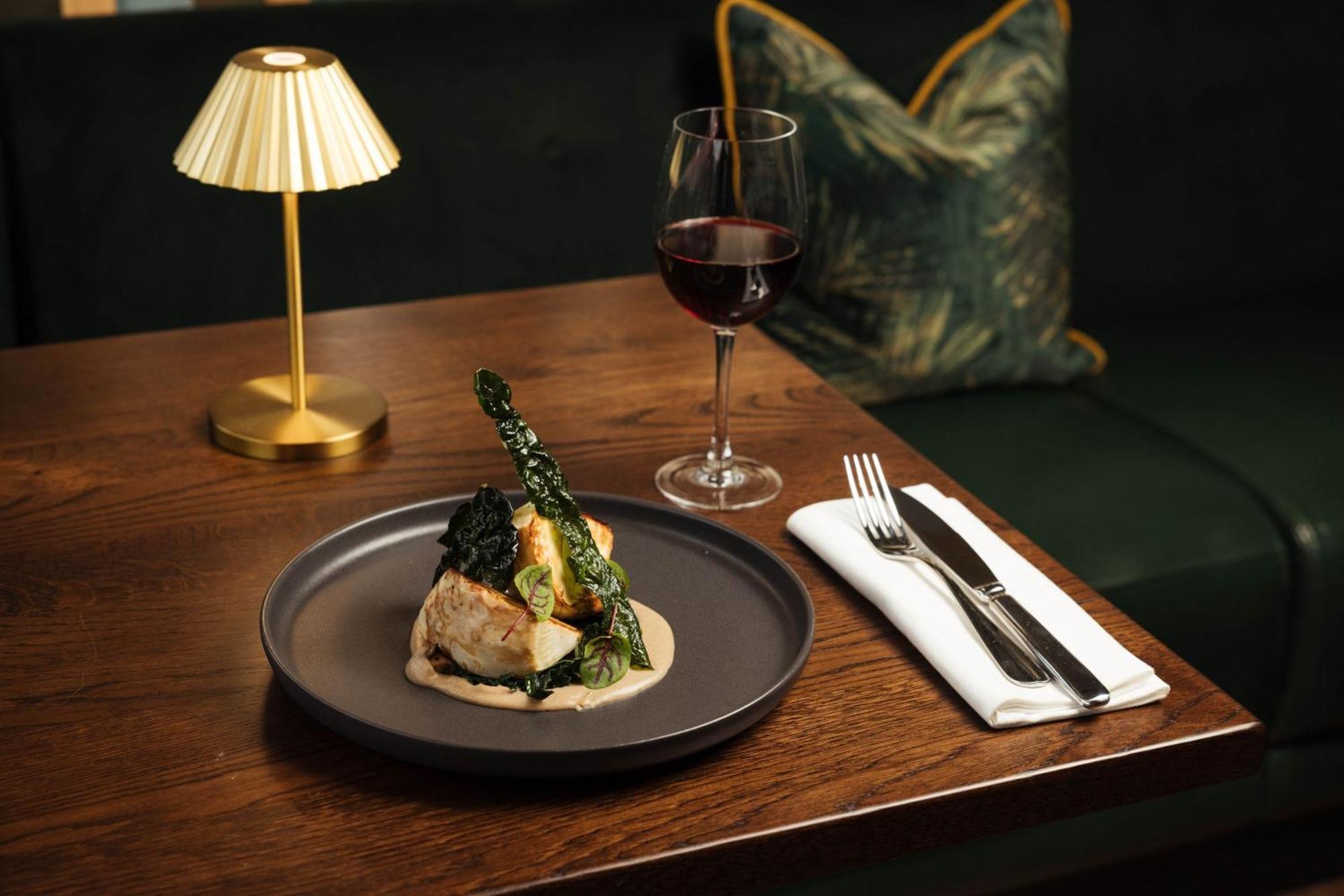 Montcalm East, Autograph Collection 5*