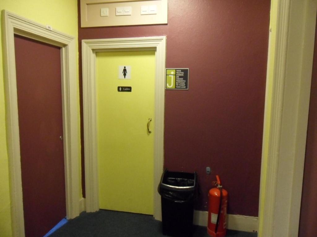 Arsenal Tavern Hostel *