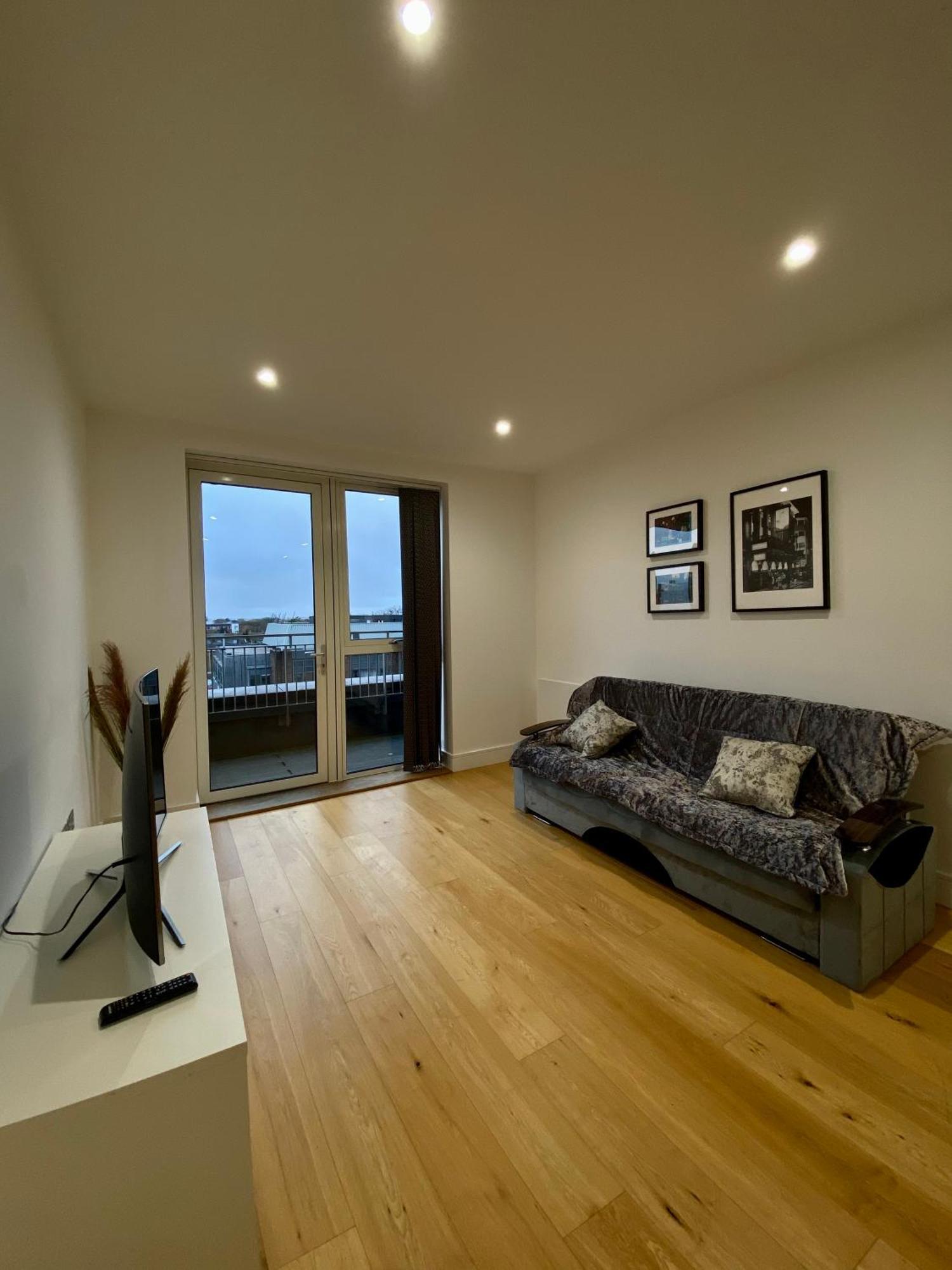 Spacious 2 Bedroom Penthouse Retreat Appartamento *