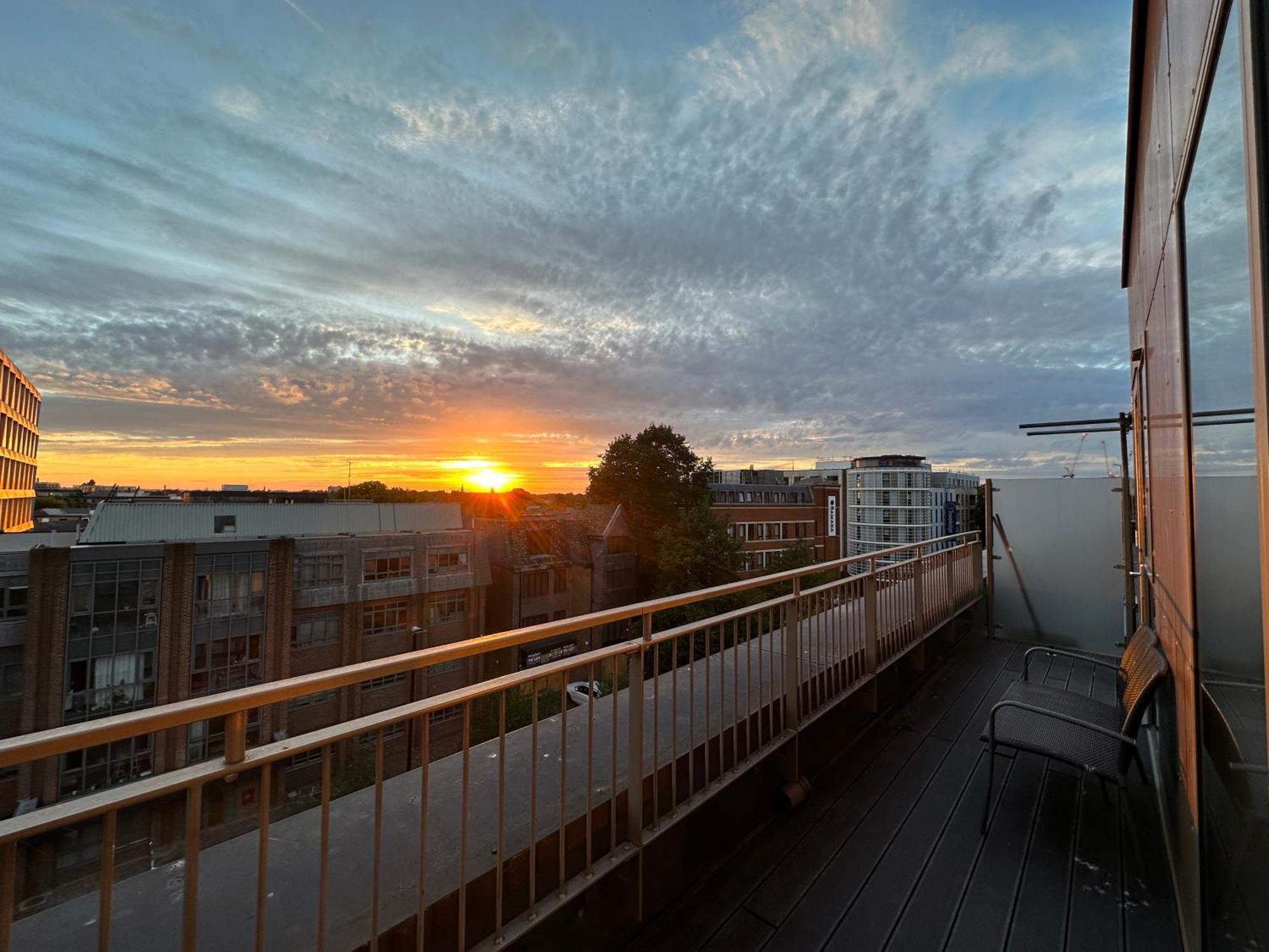 Spacious 2 Bedroom Penthouse Retreat Londra