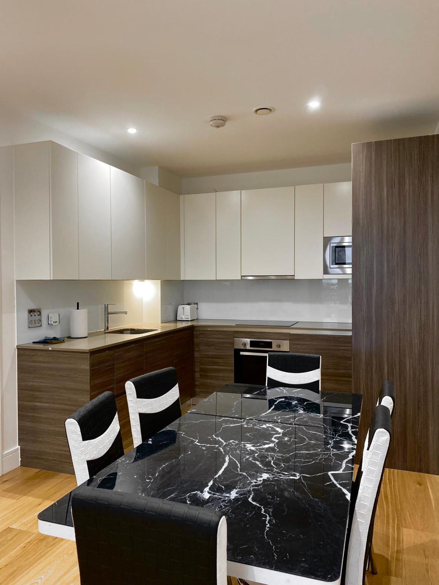 Appartement Spacious 2 Bedroom Penthouse Retreat *