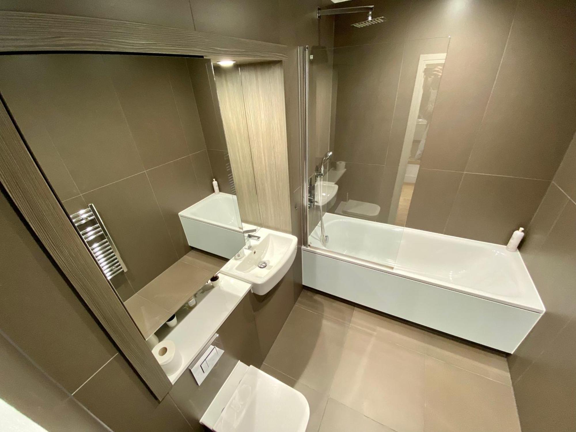 Spacious 2 Bedroom Penthouse Retreat London