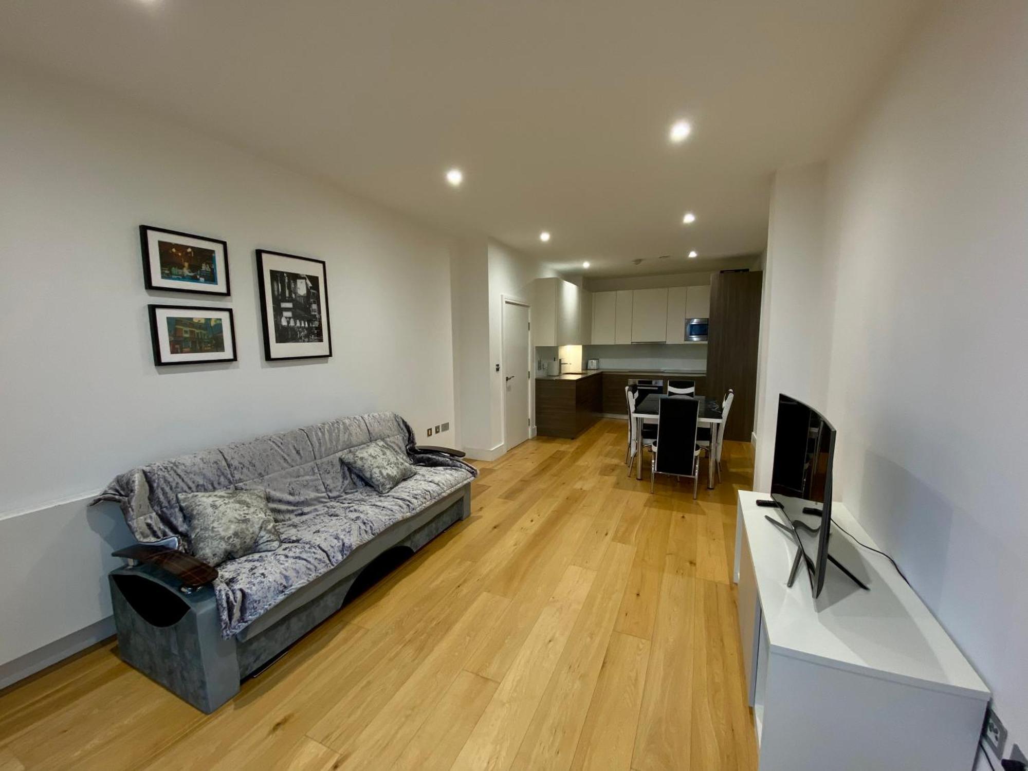 Spacious 2 Bedroom Penthouse Retreat * Londen