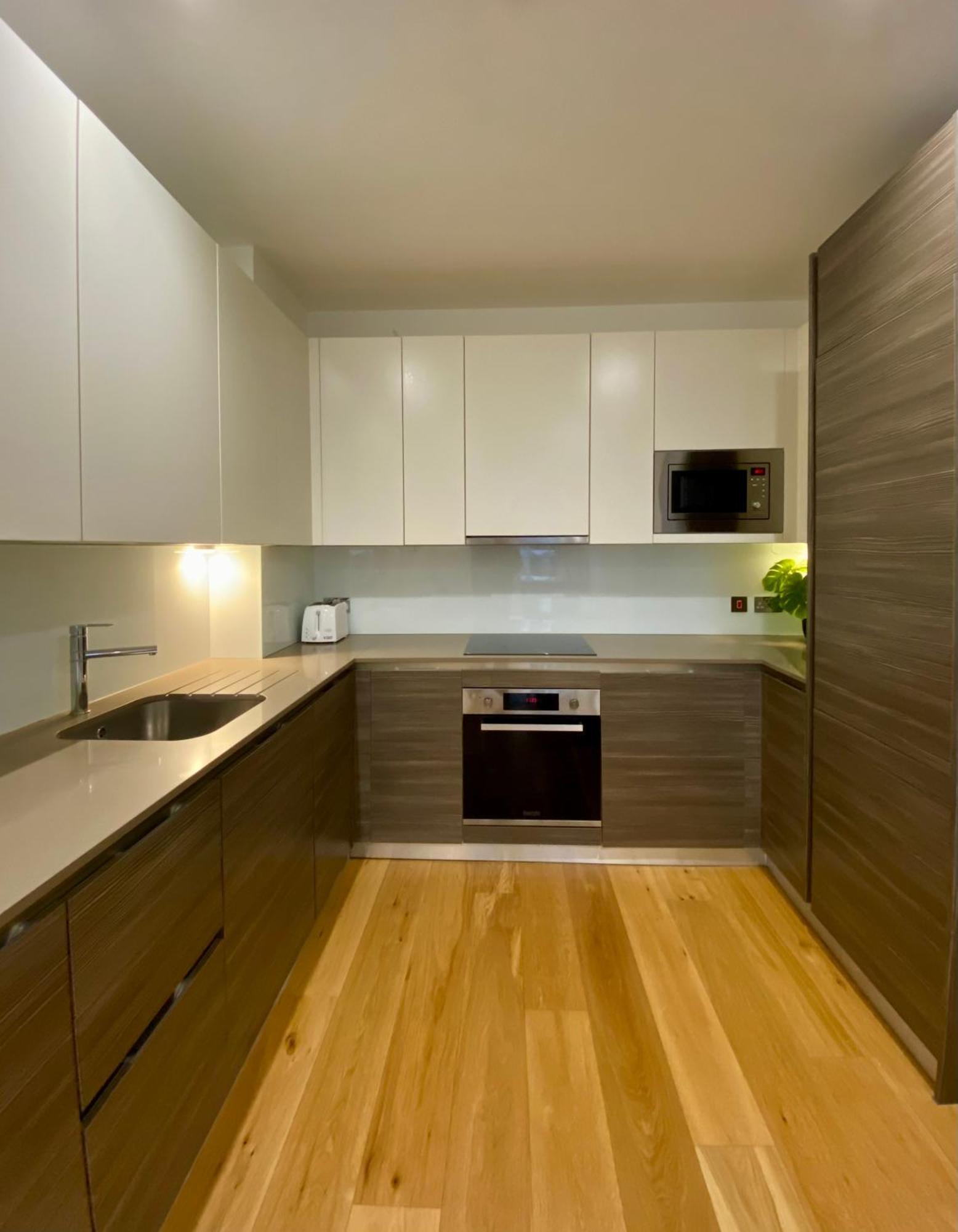 Spacious 2 Bedroom Penthouse Retreat * London