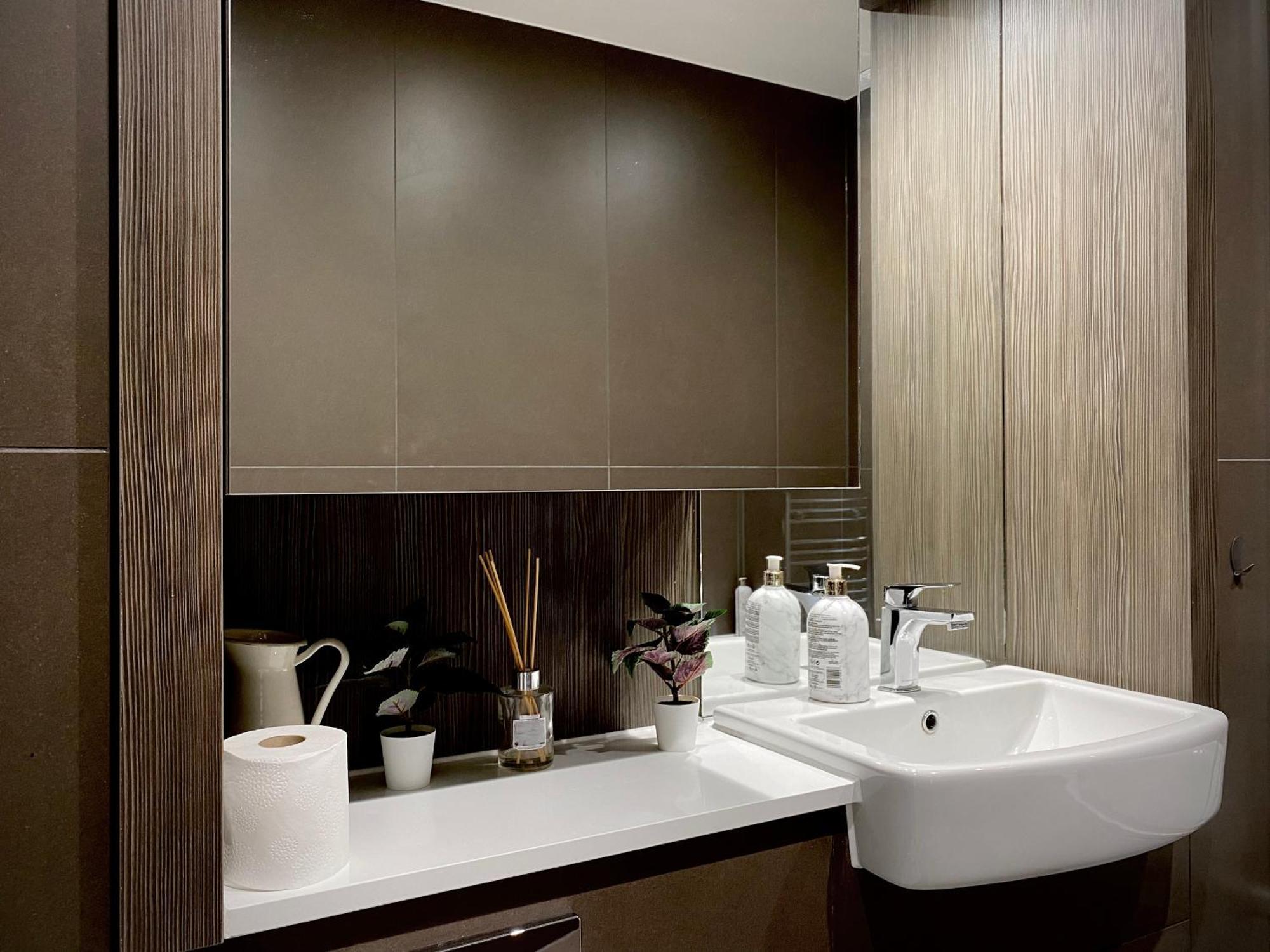 Spacious 2 Bedroom Penthouse Retreat Appartement *