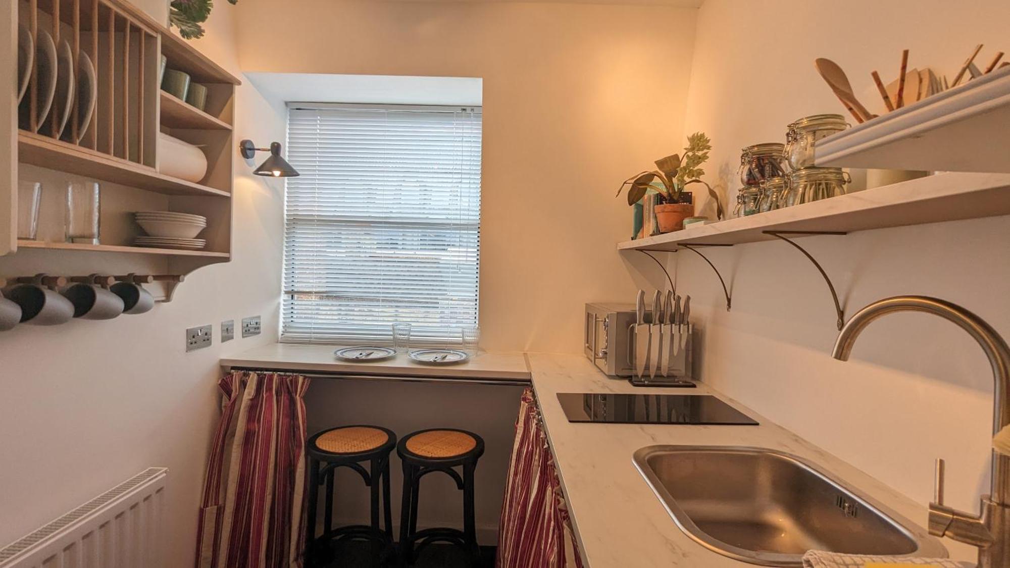 Charming & Quaint Old Compton - Quiet Guests Only Allowed, No Parties Allowed, Over 25 Years Old Or Families Lägenhet