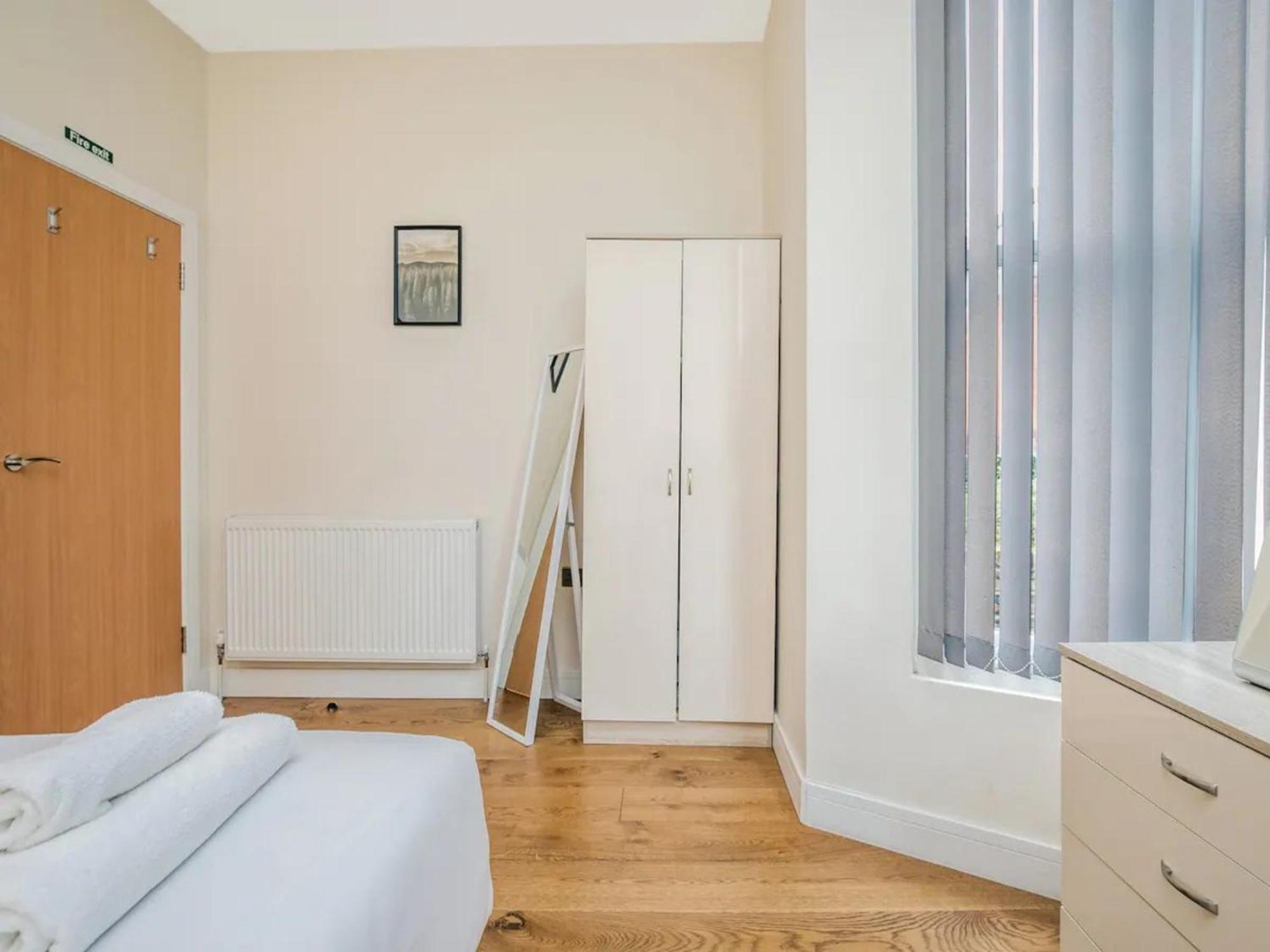 Ealing Queen Of The Suburbs One Bedroom Pass The Keys * London