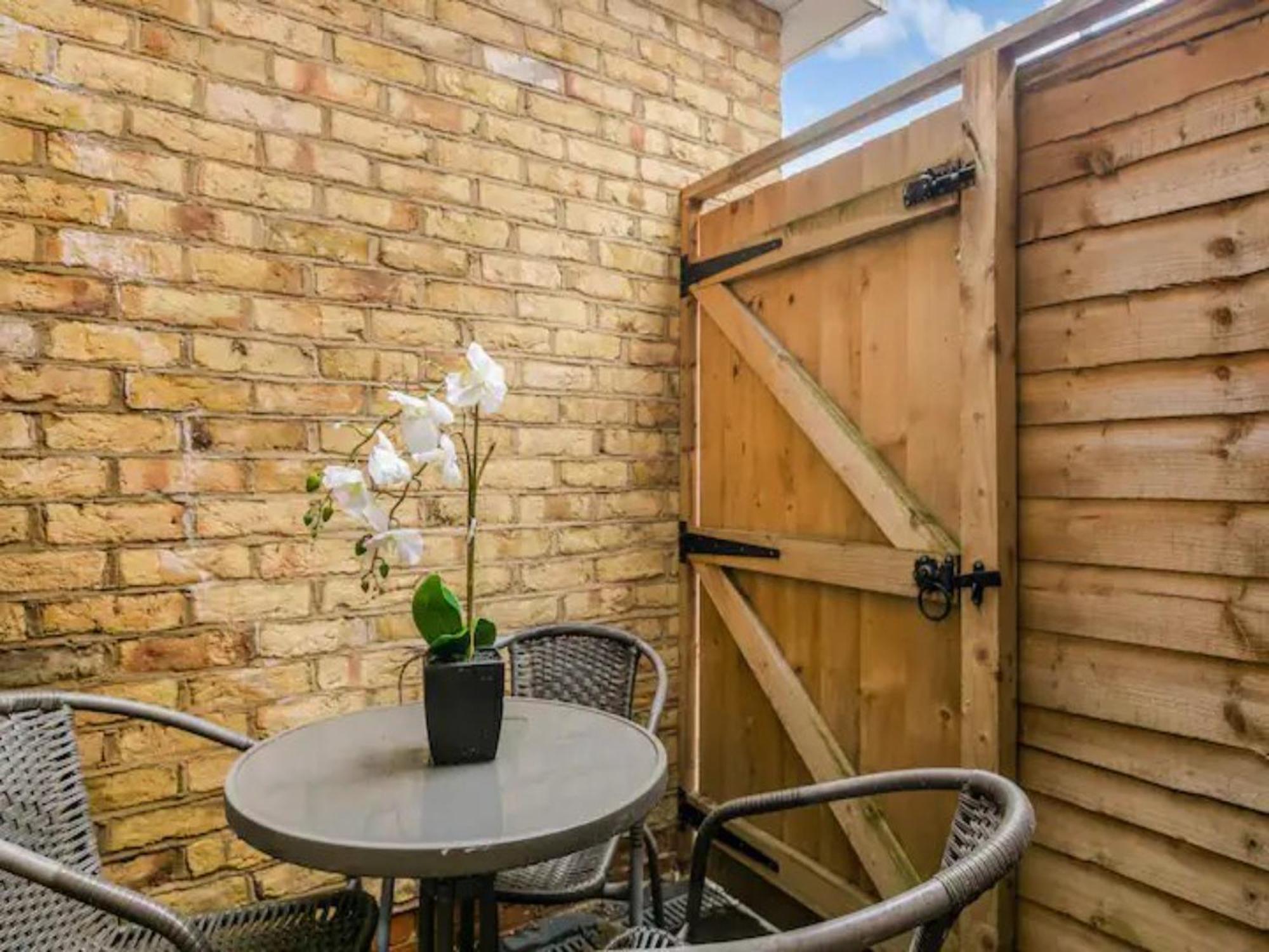 Ealing Queen Of The Suburbs One Bedroom Pass The Keys Apartment London