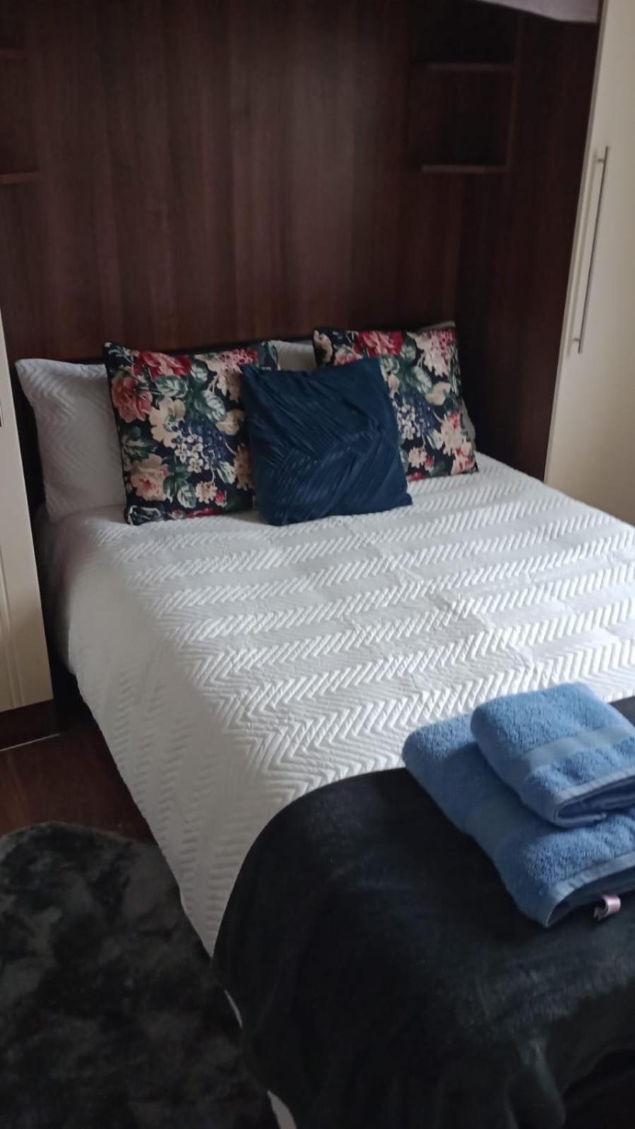 Notting Hill Next Door Bedroom In The Share Flat * London
