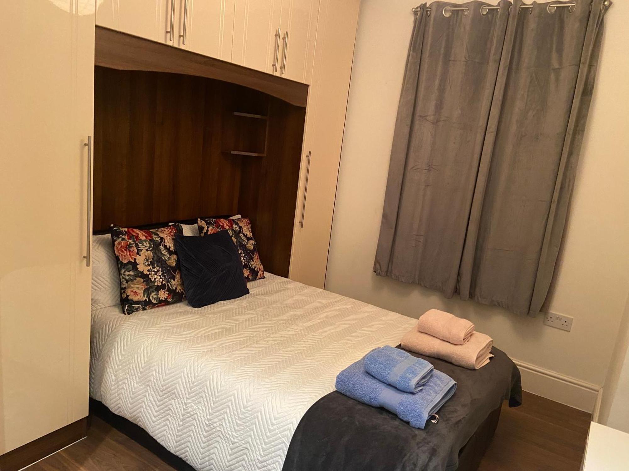 Notting Hill Next Door Bedroom In The Share Flat