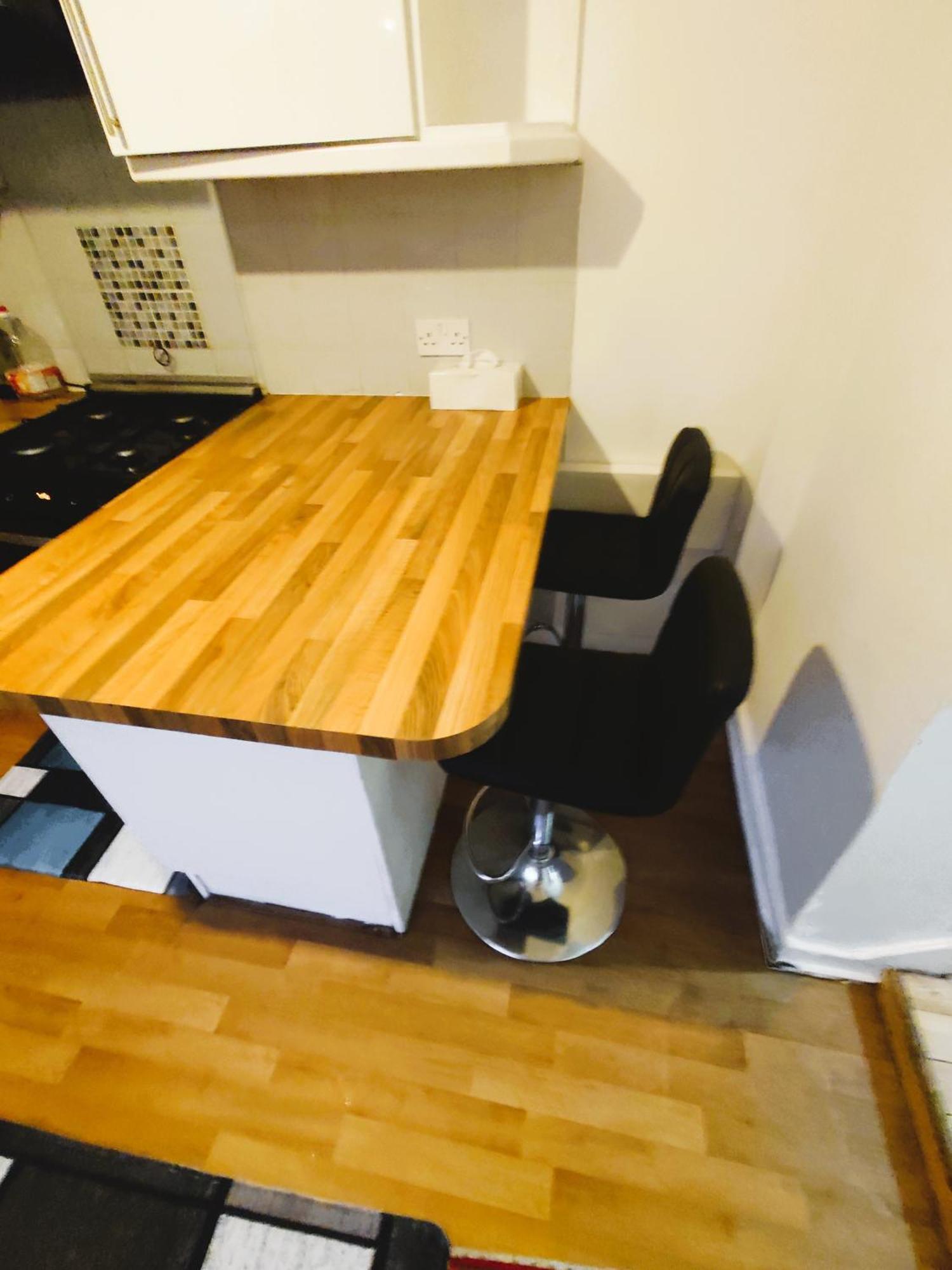 Semesterbostad Edwardian 4 Bedrooms With 4 Bathrooms Townhouse, Next To Underground, Accommodates 10 People London