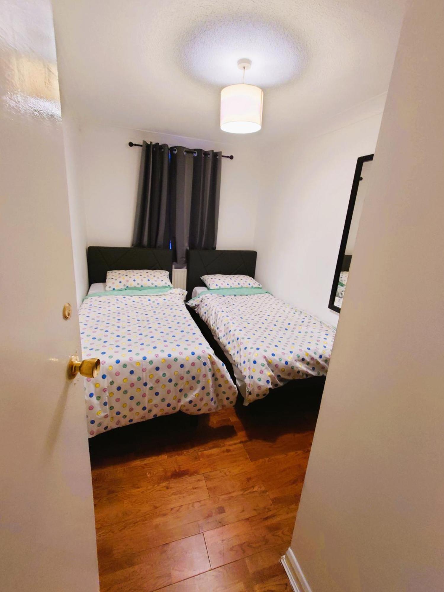 Semesterbostad Edwardian 4 Bedrooms With 4 Bathrooms Townhouse, Next To Underground, Accommodates 10 People