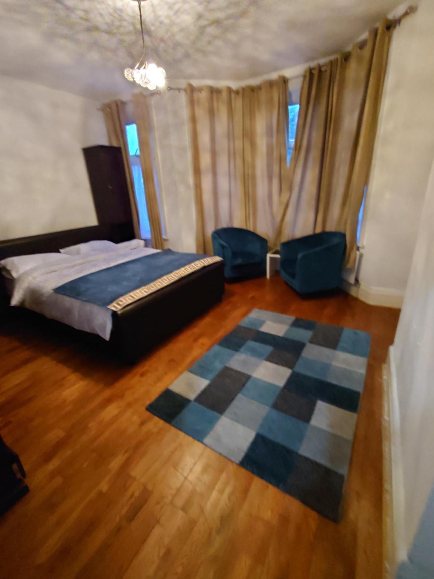 Edwardian 4 Bedrooms With 4 Bathrooms Townhouse, Next To Underground, Accommodates 10 People Semesterbostad London
