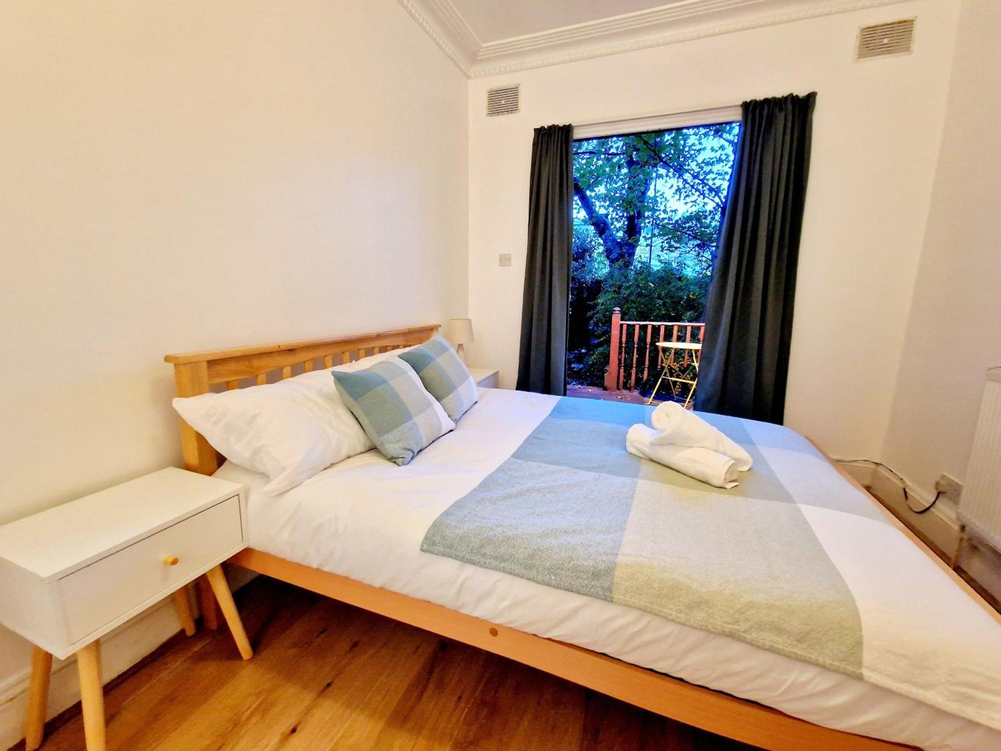 Lovely Ground Floor With High Ceiling And A Private Garden By Earl's Court Station Appartement Londen